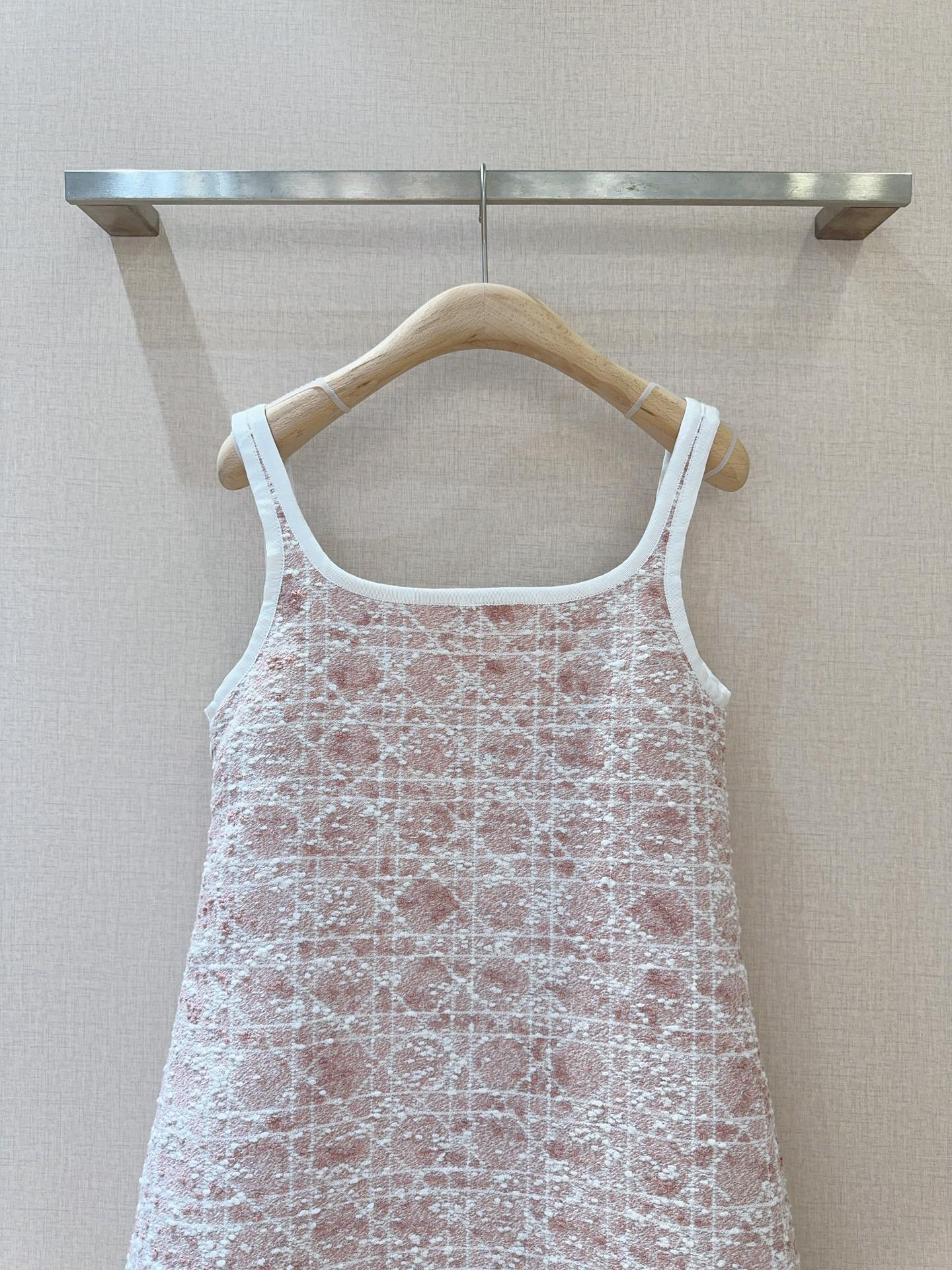 D家新品上架啦🆕❤️……复古经典格纹吊带连衣裙👗舒适混纺质感，搭配精致格纹，高腰A字版型，修饰身形又尽显