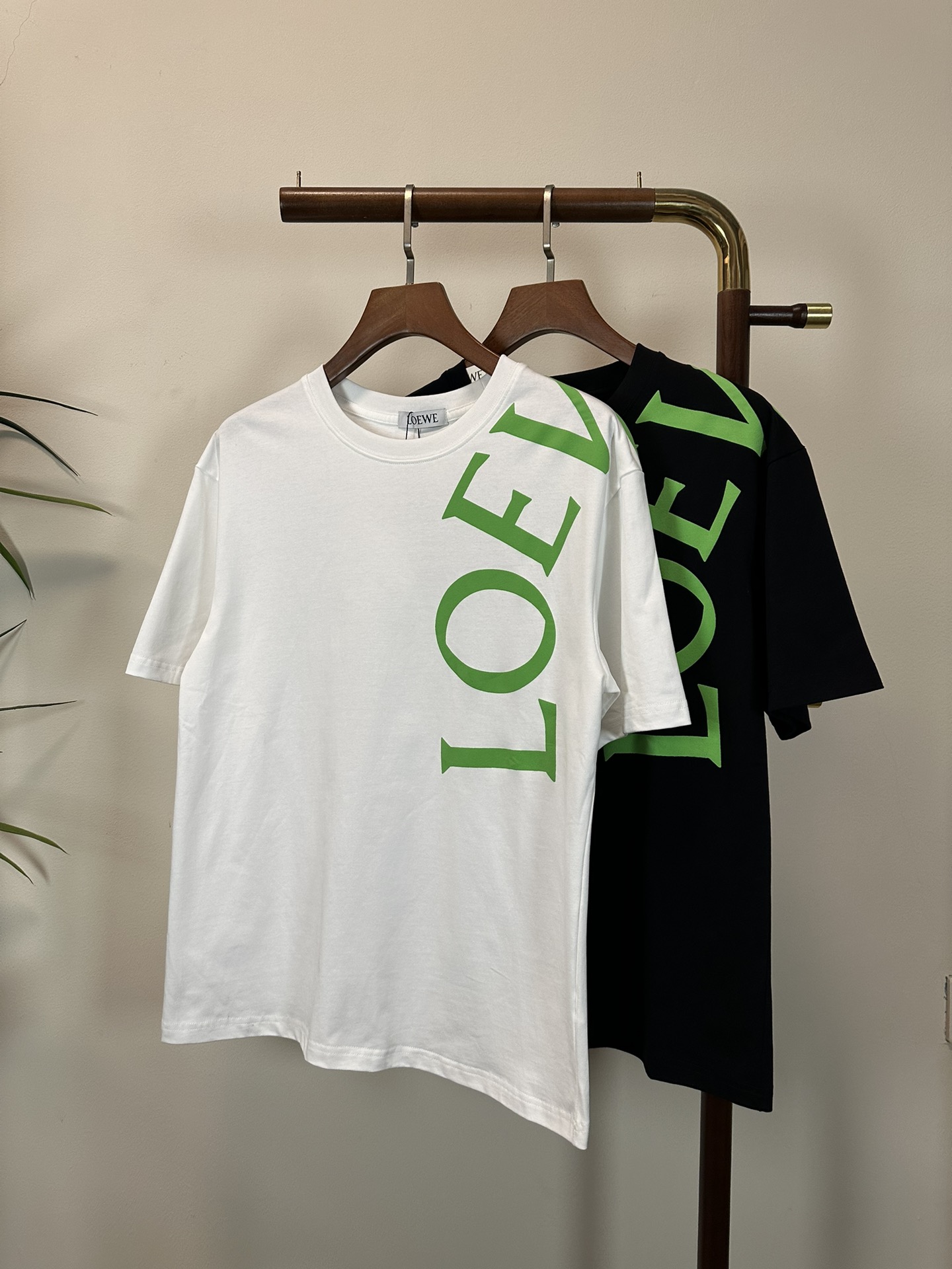 NO:145506,LOE Luo Yiwei 2025 new round neck short-sleeved T-shirt high-end version!  Customized fabrics for counters are breathable and comfortable, with impeccable details, and the brand element design concept reflects high quality. The feel is delicate and soft!  It is casually cut, with a great upper body style!  Code number M-3XL, loewe, loewe, T-shirt,tees, t-shirt,alexander wang19860909LOE 罗意威 2025新款 圆领 短袖 T恤 高端版本！专柜定制面料 透气舒适度高,细节无可挑剔,品牌元素设计理念,体现高品质.手感细腻柔软！呈现休闲裁剪,上身版型超赞！ 码数M-3XL,,loewe,loewe,T-shirt,tees，t-shirt,alexander wang,Men's clothing