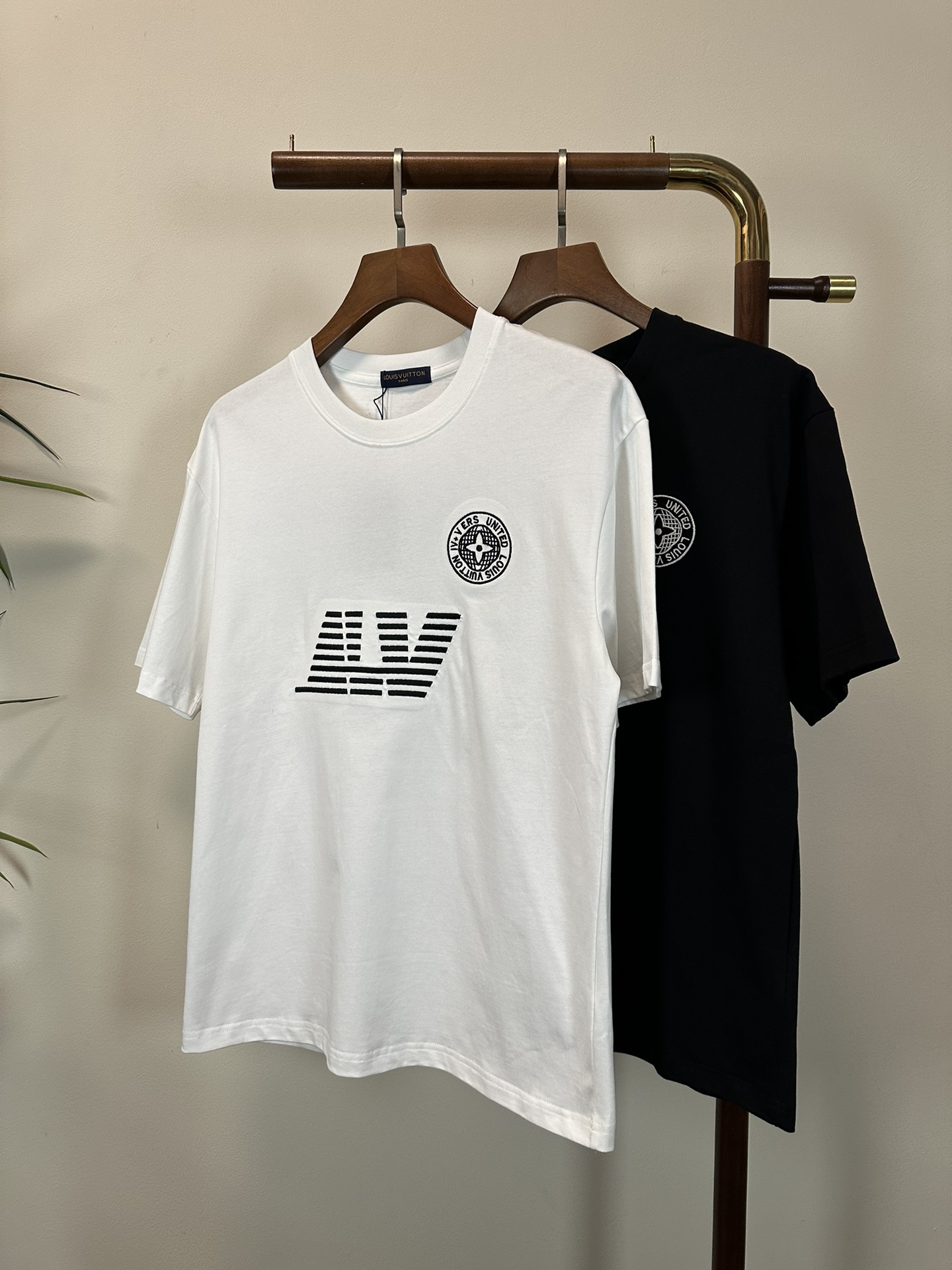 NO:145498,LV Louis Vuitton 2025 new round neck short-sleeved T-shirt high-end version!  Customized fabrics for counters are breathable and comfortable, with impeccable details, and the brand element design concept reflects high quality. The feel is delicate and soft!  It is casually cut, with a great upper body style!  Code number M-3XL, louis vuitton,louis vuitton,t-shirt,tees,t-shirt,alexander wang19860909LV 路易威登 2025新款 圆领 短袖 T恤 高端版本！专柜定制面料 透气舒适度高,细节无可挑剔,品牌元素设计理念,体现高品质.手感细腻柔软！呈现休闲裁剪,上身版型超赞！ 码数M-3XL,,louis vuitton,louis vuitton,T-shirt,tees，t-shirt,alexander wang,Men's clothing