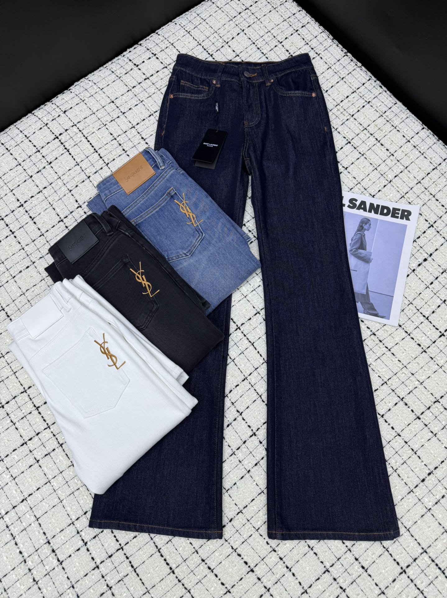 NO:327908,Slack slimming Saint Lauren*25ss classic embroidered gold logo jeans in the back pocket. Spring and summer really need this simple pants to match. It is full of freshness and breaks the dullness of the matching. It can be worn all year round. The slightly slim upper body is amazing. It shows long legs in one second. The visual sense is the longest. Four colors.26-27-28-29-30,,saint laurent,jeans,alexander wang19860909松弛的显瘦 Saint Lauren*25ss 后袋经典刺绣金色logo微喇牛仔裤 春夏真的很需要这种简洁的裤子来搭配 满是清新感 打破搭配的沉闷 一年四季可穿 微喇的版型上身绝了 一秒显腿长 视觉感上拉到最长 四色.26-27-28-29-30,,saint laurent,jeans,alexander wang,Women's clothing