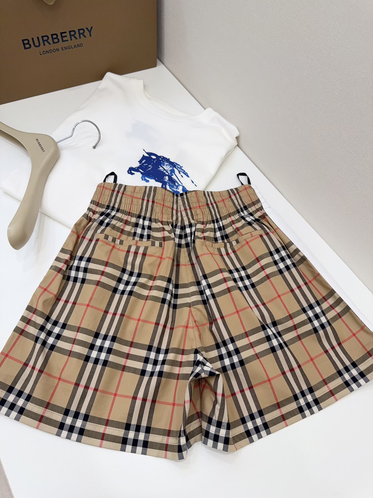 NO:328212,Sisters~ The style is really invincible!  The upper body looks very good!  The vertically cut high waist, A-shaped style, hidden hips, wide and thick legs, etc. The sisters with pear and apple figures can also easily hold it~ The whole pair of pants restores the craftsmanship, and they are generous and go out without any pressure. Close your eyes and rush!  !  ,alexander wang19860909姐妹们～ 版型真的无敌了！斤上身都很好看！ 立裁的高腰 A 字版型 隐藏胯宽大粗腿等 BUG梨型、苹果型身材姐妹也可以轻松 hold 住~ 整条裤还原对格工艺,大方出入各个ZG毫无压力,闭眼去冲！！,,alexander wang,Women's clothing