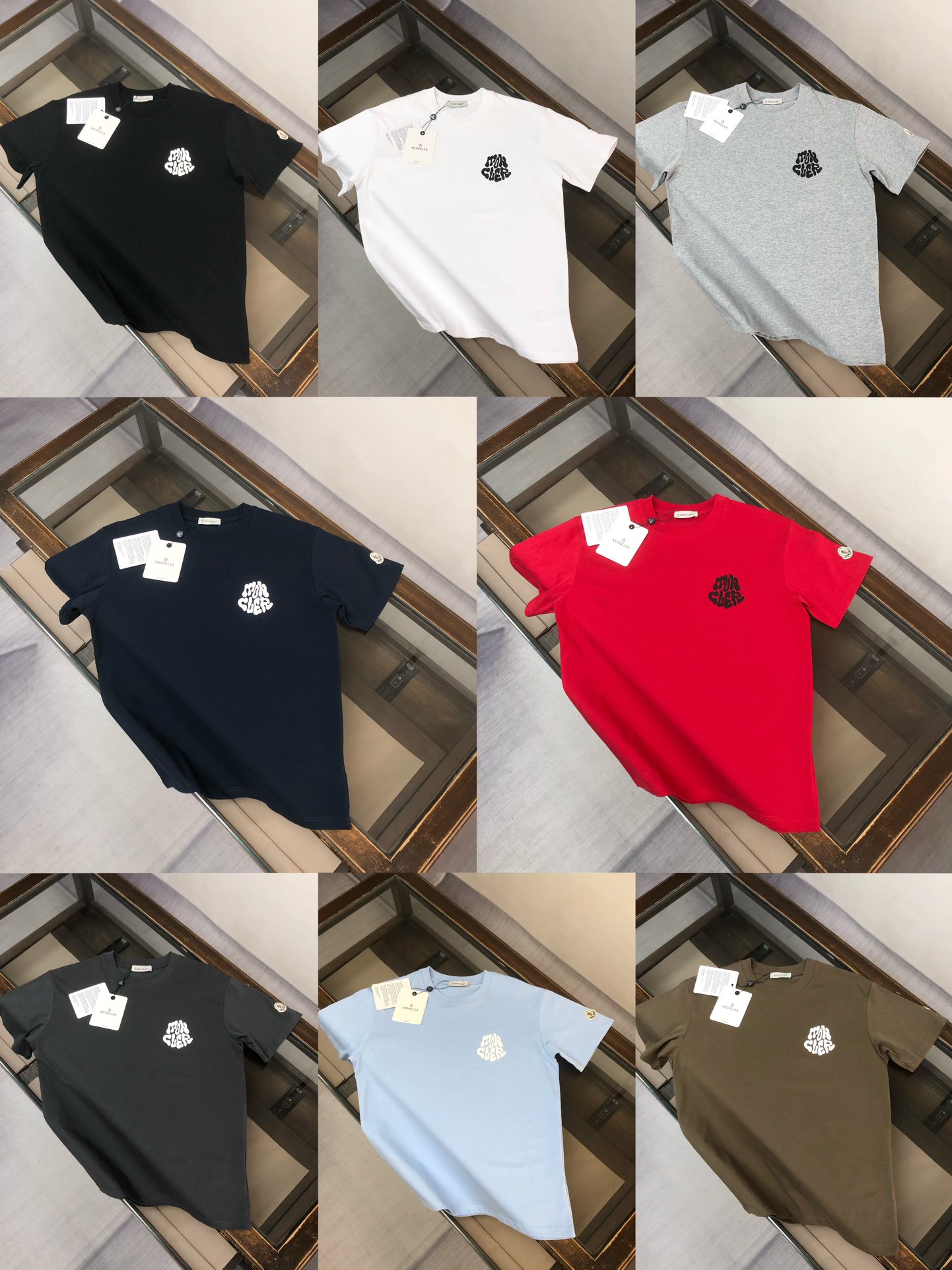 P85
MON*CLER 蒙口  2025春夏最新款短袖T恤，男女同款👫定制专属纯棉面料，定制原版工艺螺纹，胸前定制硅胶logo标点缀！简约大方，从容百搭，档次极高，完美融入时尚还有风情感一款完美符合外穿的顶尖时髦气质款！整体给人浑然天成的感觉！极致的重工极致的完美！追求高品质的粉丝们请自行抢购👏👏
颜色：黑色 白色 宝蓝色 浅灰色 深灰色 咖色 红色  天蓝色
尺码：S M L XL （下单请报身高体重！）