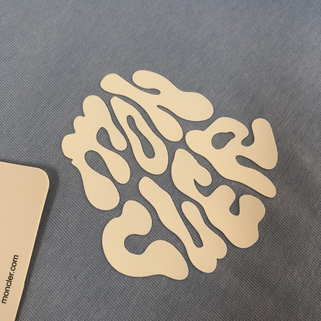 P85
MON*CLER 蒙口  2025春夏最新款短袖T恤，男女同款👫定制专属纯棉面料，定制原版工艺螺纹，胸前定制硅胶logo标点缀！简约大方，从容百搭，档次极高，完美融入时尚还有风情感一款完美符合外穿的顶尖时髦气质款！整体给人浑然天成的感觉！极致的重工极致的完美！追求高品质的粉丝们请自行抢购👏👏
颜色：黑色 白色 宝蓝色 浅灰色 深灰色 咖色 红色  天蓝色
尺码：S M L XL （下单请报身高体重！）