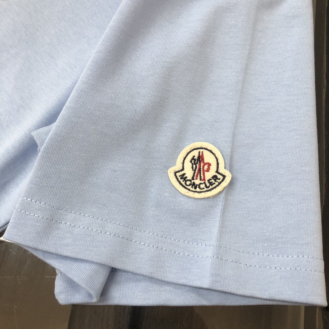 P85
MON*CLER 蒙口  2025春夏最新款短袖T恤，男女同款👫定制专属纯棉面料，定制原版工艺螺纹，胸前定制硅胶logo标点缀！简约大方，从容百搭，档次极高，完美融入时尚还有风情感一款完美符合外穿的顶尖时髦气质款！整体给人浑然天成的感觉！极致的重工极致的完美！追求高品质的粉丝们请自行抢购👏👏
颜色：黑色 白色 宝蓝色 浅灰色 深灰色 咖色 红色  天蓝色
尺码：S M L XL （下单请报身高体重！）