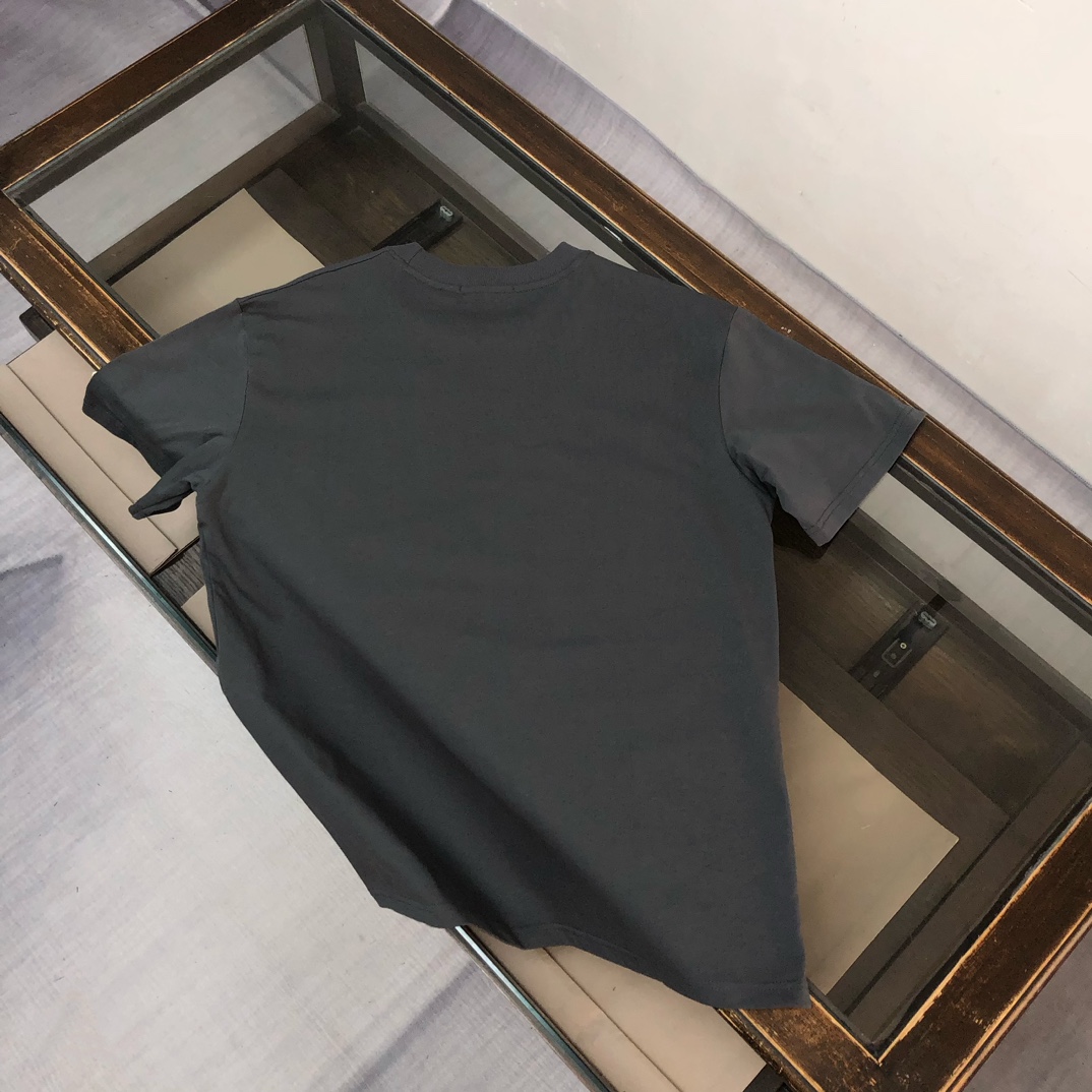 P85
MON*CLER 蒙口  2025春夏最新款短袖T恤，男女同款👫定制专属纯棉面料，定制原版工艺螺纹，胸前定制硅胶logo标点缀！简约大方，从容百搭，档次极高，完美融入时尚还有风情感一款完美符合外穿的顶尖时髦气质款！整体给人浑然天成的感觉！极致的重工极致的完美！追求高品质的粉丝们请自行抢购👏👏
颜色：黑色 白色 宝蓝色 浅灰色 深灰色 咖色 红色  天蓝色
尺码：S M L XL （下单请报身高体重！）