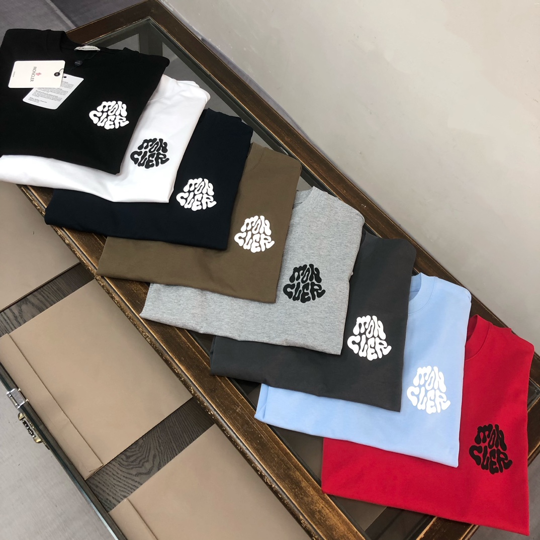 P85
MON*CLER 蒙口  2025春夏最新款短袖T恤，男女同款👫定制专属纯棉面料，定制原版工艺螺纹，胸前定制硅胶logo标点缀！简约大方，从容百搭，档次极高，完美融入时尚还有风情感一款完美符合外穿的顶尖时髦气质款！整体给人浑然天成的感觉！极致的重工极致的完美！追求高品质的粉丝们请自行抢购👏👏
颜色：黑色 白色 宝蓝色 浅灰色 深灰色 咖色 红色  天蓝色
尺码：S M L XL （下单请报身高体重！）