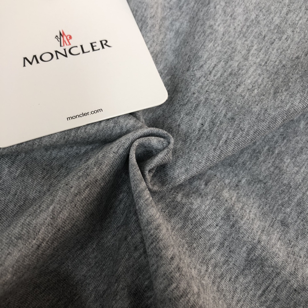P85
MON*CLER 蒙口  2025春夏最新款短袖T恤，男女同款👫定制专属纯棉面料，定制原版工艺螺纹，胸前定制硅胶logo标点缀！简约大方，从容百搭，档次极高，完美融入时尚还有风情感一款完美符合外穿的顶尖时髦气质款！整体给人浑然天成的感觉！极致的重工极致的完美！追求高品质的粉丝们请自行抢购👏👏
颜色：黑色 白色 宝蓝色 浅灰色 深灰色 咖色 红色  天蓝色
尺码：S M L XL （下单请报身高体重！）