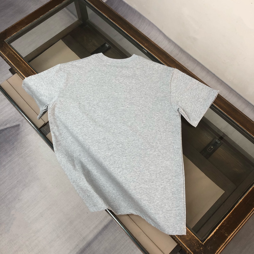 P85
MON*CLER 蒙口  2025春夏最新款短袖T恤，男女同款👫定制专属纯棉面料，定制原版工艺螺纹，胸前定制硅胶logo标点缀！简约大方，从容百搭，档次极高，完美融入时尚还有风情感一款完美符合外穿的顶尖时髦气质款！整体给人浑然天成的感觉！极致的重工极致的完美！追求高品质的粉丝们请自行抢购👏👏
颜色：黑色 白色 宝蓝色 浅灰色 深灰色 咖色 红色  天蓝色
尺码：S M L XL （下单请报身高体重！）