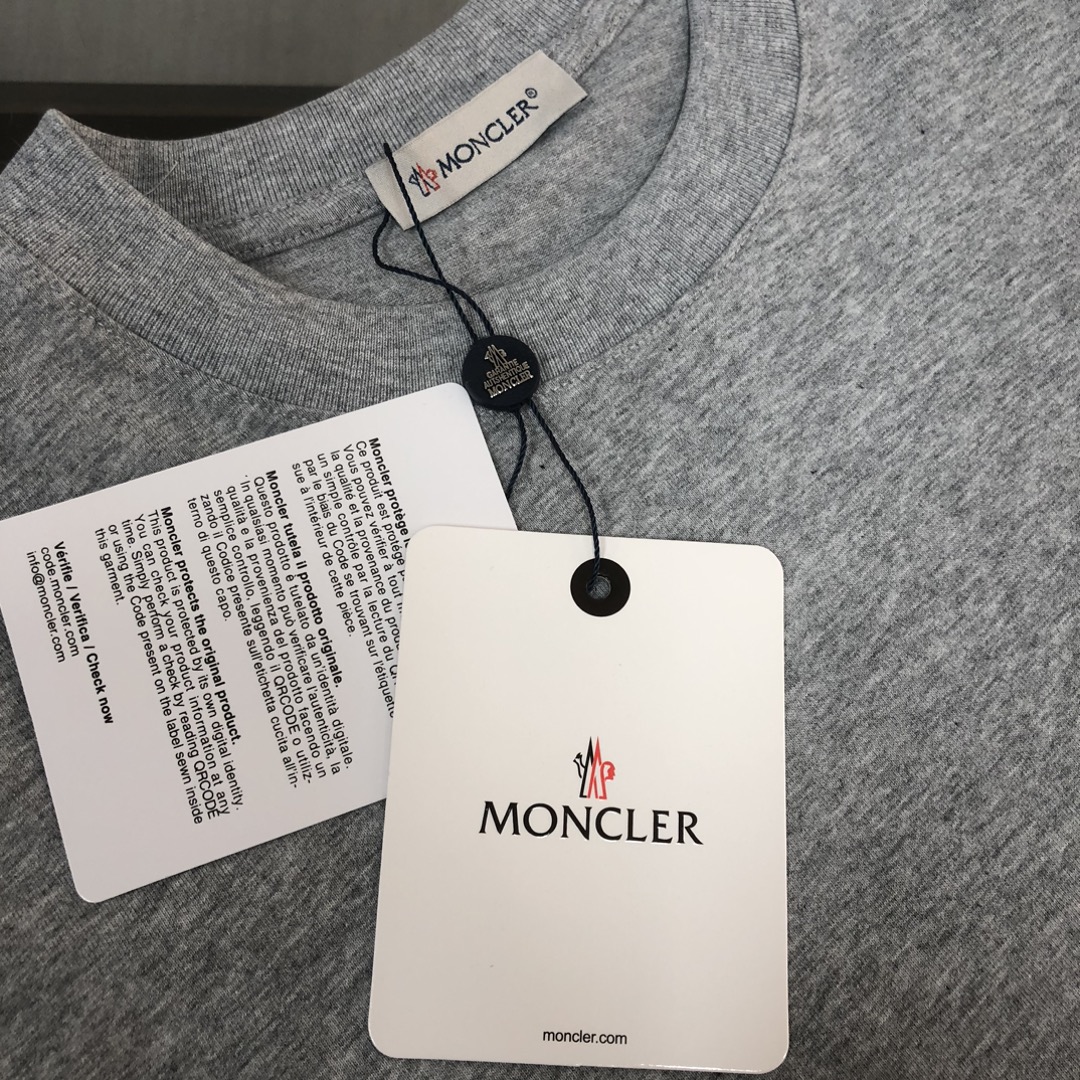 P85
MON*CLER 蒙口  2025春夏最新款短袖T恤，男女同款👫定制专属纯棉面料，定制原版工艺螺纹，胸前定制硅胶logo标点缀！简约大方，从容百搭，档次极高，完美融入时尚还有风情感一款完美符合外穿的顶尖时髦气质款！整体给人浑然天成的感觉！极致的重工极致的完美！追求高品质的粉丝们请自行抢购👏👏
颜色：黑色 白色 宝蓝色 浅灰色 深灰色 咖色 红色  天蓝色
尺码：S M L XL （下单请报身高体重！）
