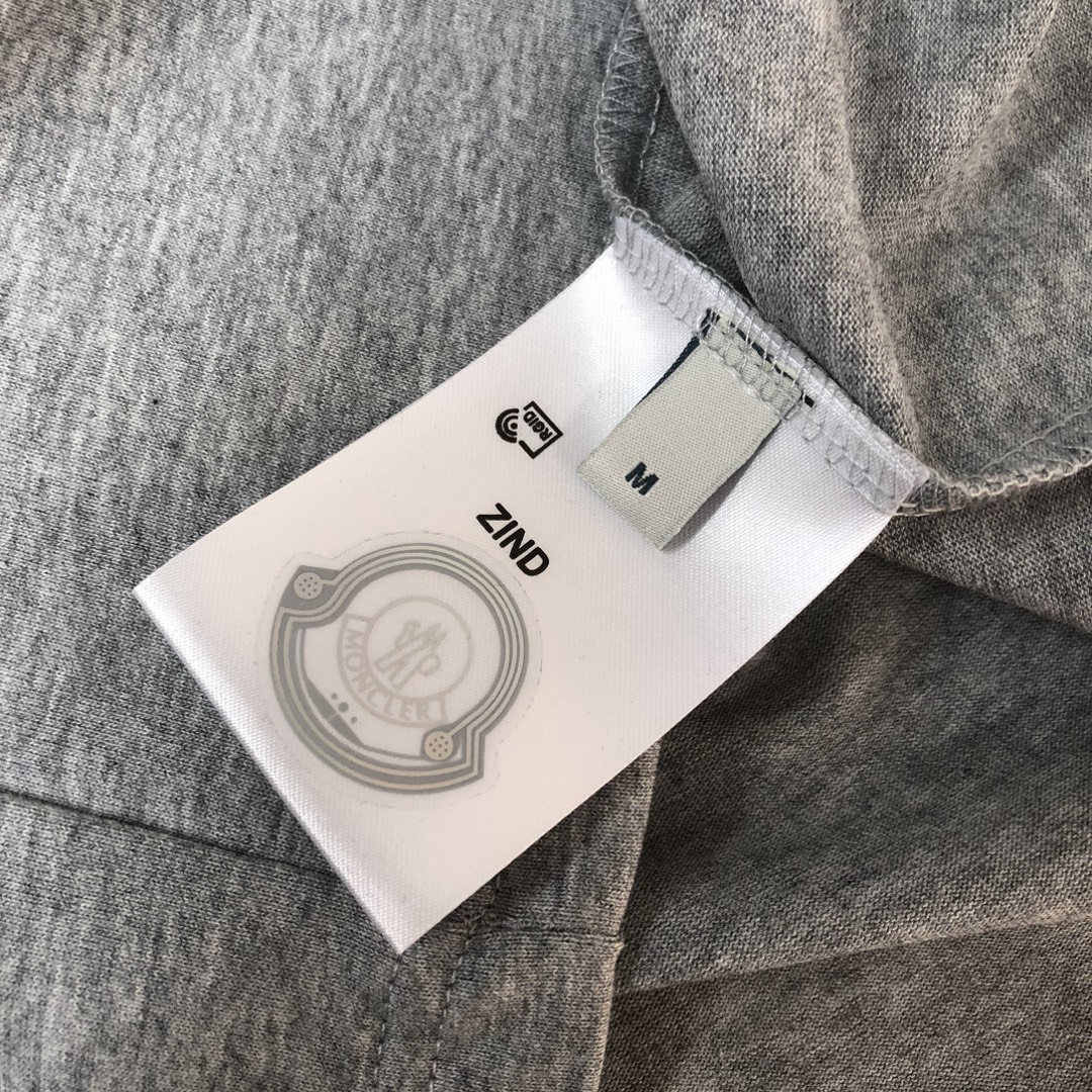 P85
MON*CLER 蒙口  2025春夏最新款短袖T恤，男女同款👫定制专属纯棉面料，定制原版工艺螺纹，胸前定制硅胶logo标点缀！简约大方，从容百搭，档次极高，完美融入时尚还有风情感一款完美符合外穿的顶尖时髦气质款！整体给人浑然天成的感觉！极致的重工极致的完美！追求高品质的粉丝们请自行抢购👏👏
颜色：黑色 白色 宝蓝色 浅灰色 深灰色 咖色 红色  天蓝色
尺码：S M L XL （下单请报身高体重！）