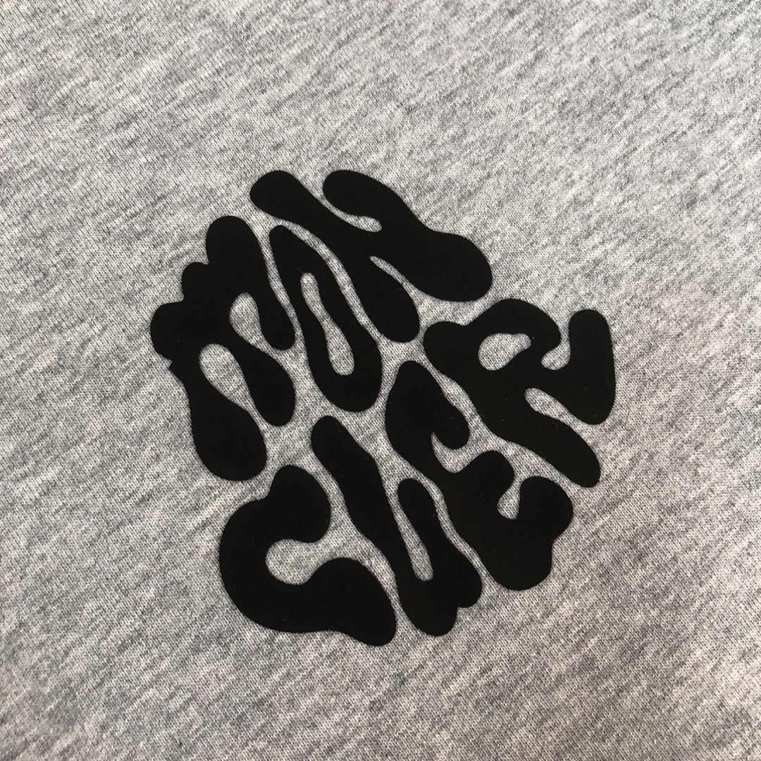 P85
MON*CLER 蒙口  2025春夏最新款短袖T恤，男女同款👫定制专属纯棉面料，定制原版工艺螺纹，胸前定制硅胶logo标点缀！简约大方，从容百搭，档次极高，完美融入时尚还有风情感一款完美符合外穿的顶尖时髦气质款！整体给人浑然天成的感觉！极致的重工极致的完美！追求高品质的粉丝们请自行抢购👏👏
颜色：黑色 白色 宝蓝色 浅灰色 深灰色 咖色 红色  天蓝色
尺码：S M L XL （下单请报身高体重！）