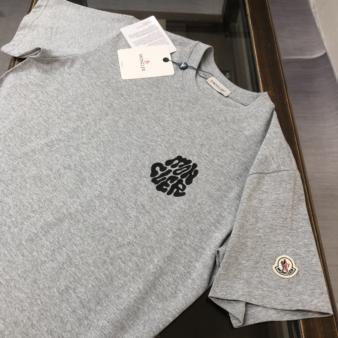 P85
MON*CLER 蒙口  2025春夏最新款短袖T恤，男女同款👫定制专属纯棉面料，定制原版工艺螺纹，胸前定制硅胶logo标点缀！简约大方，从容百搭，档次极高，完美融入时尚还有风情感一款完美符合外穿的顶尖时髦气质款！整体给人浑然天成的感觉！极致的重工极致的完美！追求高品质的粉丝们请自行抢购👏👏
颜色：黑色 白色 宝蓝色 浅灰色 深灰色 咖色 红色  天蓝色
尺码：S M L XL （下单请报身高体重！）