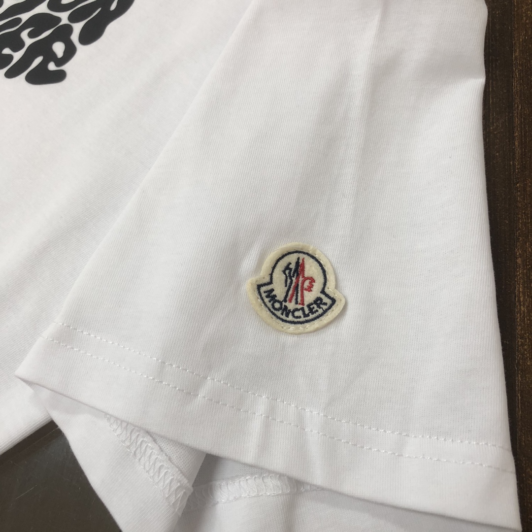 P85
MON*CLER 蒙口  2025春夏最新款短袖T恤，男女同款👫定制专属纯棉面料，定制原版工艺螺纹，胸前定制硅胶logo标点缀！简约大方，从容百搭，档次极高，完美融入时尚还有风情感一款完美符合外穿的顶尖时髦气质款！整体给人浑然天成的感觉！极致的重工极致的完美！追求高品质的粉丝们请自行抢购👏👏
颜色：黑色 白色 宝蓝色 浅灰色 深灰色 咖色 红色  天蓝色
尺码：S M L XL （下单请报身高体重！）