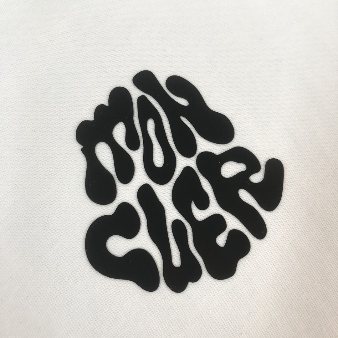 P85
MON*CLER 蒙口  2025春夏最新款短袖T恤，男女同款👫定制专属纯棉面料，定制原版工艺螺纹，胸前定制硅胶logo标点缀！简约大方，从容百搭，档次极高，完美融入时尚还有风情感一款完美符合外穿的顶尖时髦气质款！整体给人浑然天成的感觉！极致的重工极致的完美！追求高品质的粉丝们请自行抢购👏👏
颜色：黑色 白色 宝蓝色 浅灰色 深灰色 咖色 红色  天蓝色
尺码：S M L XL （下单请报身高体重！）
