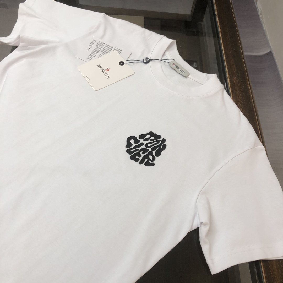 P85
MON*CLER 蒙口  2025春夏最新款短袖T恤，男女同款👫定制专属纯棉面料，定制原版工艺螺纹，胸前定制硅胶logo标点缀！简约大方，从容百搭，档次极高，完美融入时尚还有风情感一款完美符合外穿的顶尖时髦气质款！整体给人浑然天成的感觉！极致的重工极致的完美！追求高品质的粉丝们请自行抢购👏👏
颜色：黑色 白色 宝蓝色 浅灰色 深灰色 咖色 红色  天蓝色
尺码：S M L XL （下单请报身高体重！）