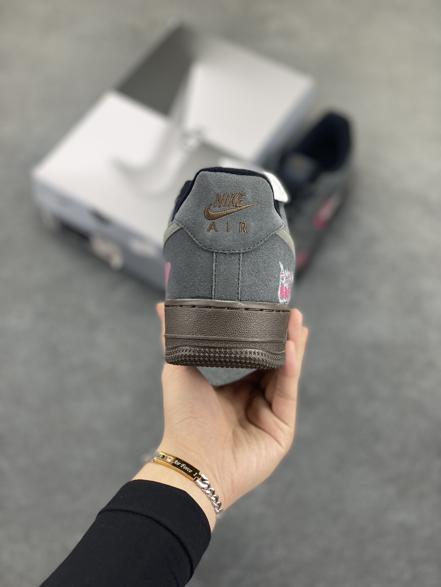 图片[4]-✨520系列限定 “黑粉桃心”Nike Air Force 1 “Black Pink ”空军一号定制低帮板鞋 黑粉桃心，经典配色的奇妙组合，将甜美与酷飒完美融合 。粉色的温柔浪漫，如春日绽放的繁花，洋溢着少女的娇羞与纯真；黑色的神秘深邃，似暗夜的星空，蕴藏着无尽的未知与个性 货号：DO6730-010 尺码：36 36.5 37.5 38 38.5 39 40 40.5 41 42 42.5 43 44 44.5 45-选品中心