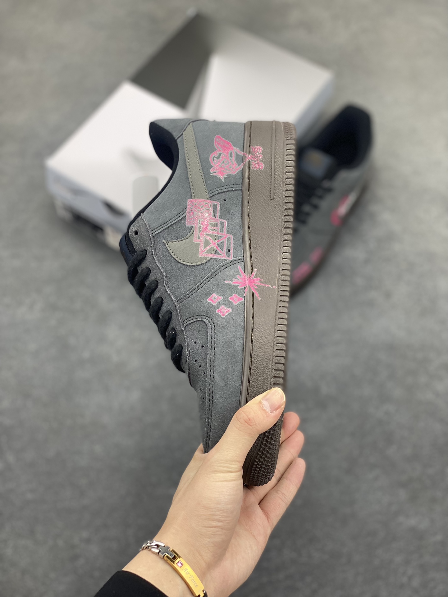 图片[3]-✨520系列限定 “黑粉桃心”Nike Air Force 1 “Black Pink ”空军一号定制低帮板鞋 黑粉桃心，经典配色的奇妙组合，将甜美与酷飒完美融合 。粉色的温柔浪漫，如春日绽放的繁花，洋溢着少女的娇羞与纯真；黑色的神秘深邃，似暗夜的星空，蕴藏着无尽的未知与个性 货号：DO6730-010 尺码：36 36.5 37.5 38 38.5 39 40 40.5 41 42 42.5 43 44 44.5 45-选品中心