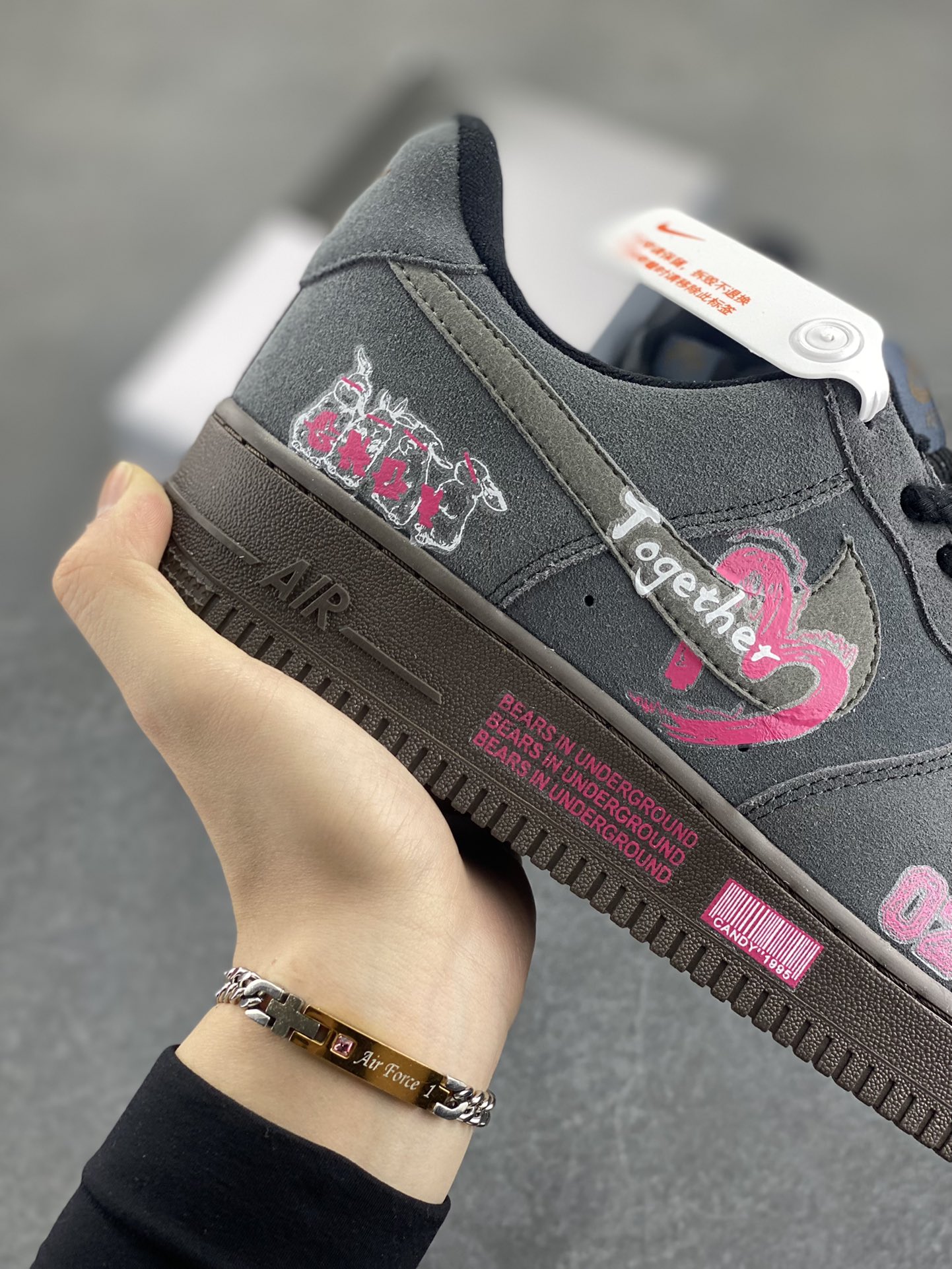图片[6]-✨520系列限定 “黑粉桃心”Nike Air Force 1 “Black Pink ”空军一号定制低帮板鞋 黑粉桃心，经典配色的奇妙组合，将甜美与酷飒完美融合 。粉色的温柔浪漫，如春日绽放的繁花，洋溢着少女的娇羞与纯真；黑色的神秘深邃，似暗夜的星空，蕴藏着无尽的未知与个性 货号：DO6730-010 尺码：36 36.5 37.5 38 38.5 39 40 40.5 41 42 42.5 43 44 44.5 45-选品中心