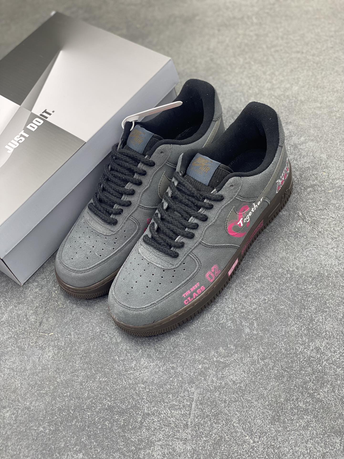 图片[8]-✨520系列限定 “黑粉桃心”Nike Air Force 1 “Black Pink ”空军一号定制低帮板鞋 黑粉桃心，经典配色的奇妙组合，将甜美与酷飒完美融合 。粉色的温柔浪漫，如春日绽放的繁花，洋溢着少女的娇羞与纯真；黑色的神秘深邃，似暗夜的星空，蕴藏着无尽的未知与个性 货号：DO6730-010 尺码：36 36.5 37.5 38 38.5 39 40 40.5 41 42 42.5 43 44 44.5 45-选品中心