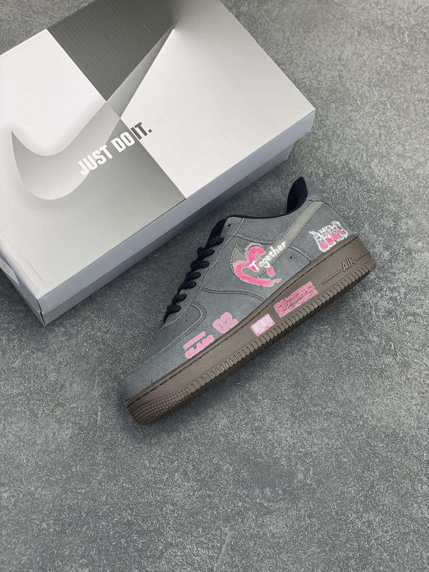 图片[7]-✨520系列限定 “黑粉桃心”Nike Air Force 1 “Black Pink ”空军一号定制低帮板鞋 黑粉桃心，经典配色的奇妙组合，将甜美与酷飒完美融合 。粉色的温柔浪漫，如春日绽放的繁花，洋溢着少女的娇羞与纯真；黑色的神秘深邃，似暗夜的星空，蕴藏着无尽的未知与个性 货号：DO6730-010 尺码：36 36.5 37.5 38 38.5 39 40 40.5 41 42 42.5 43 44 44.5 45-选品中心