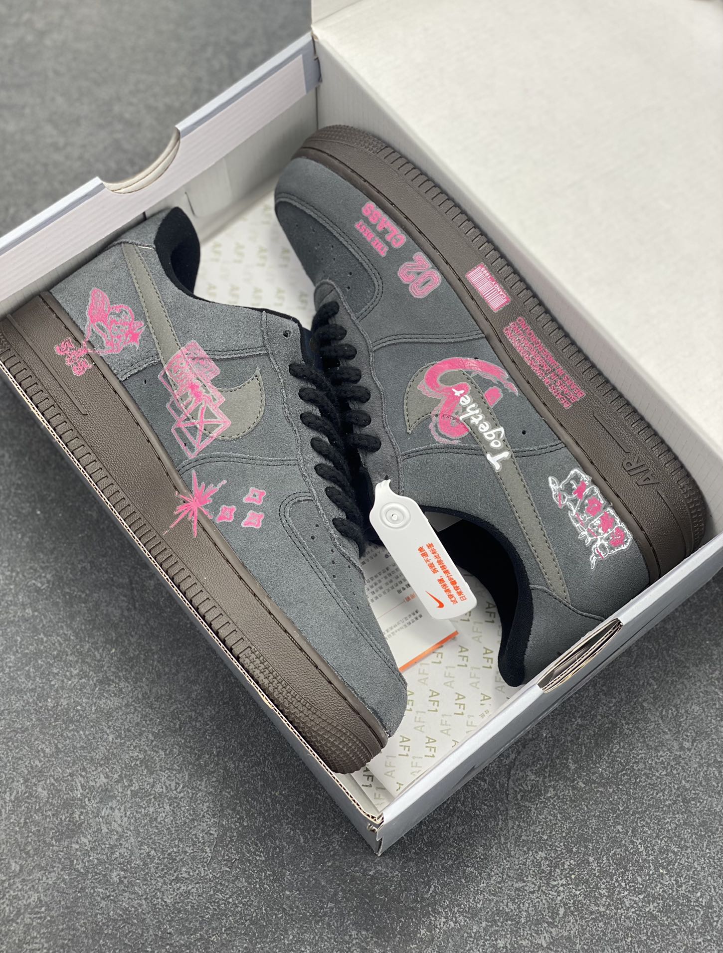 图片[9]-✨520系列限定 “黑粉桃心”Nike Air Force 1 “Black Pink ”空军一号定制低帮板鞋 黑粉桃心，经典配色的奇妙组合，将甜美与酷飒完美融合 。粉色的温柔浪漫，如春日绽放的繁花，洋溢着少女的娇羞与纯真；黑色的神秘深邃，似暗夜的星空，蕴藏着无尽的未知与个性 货号：DO6730-010 尺码：36 36.5 37.5 38 38.5 39 40 40.5 41 42 42.5 43 44 44.5 45-选品中心