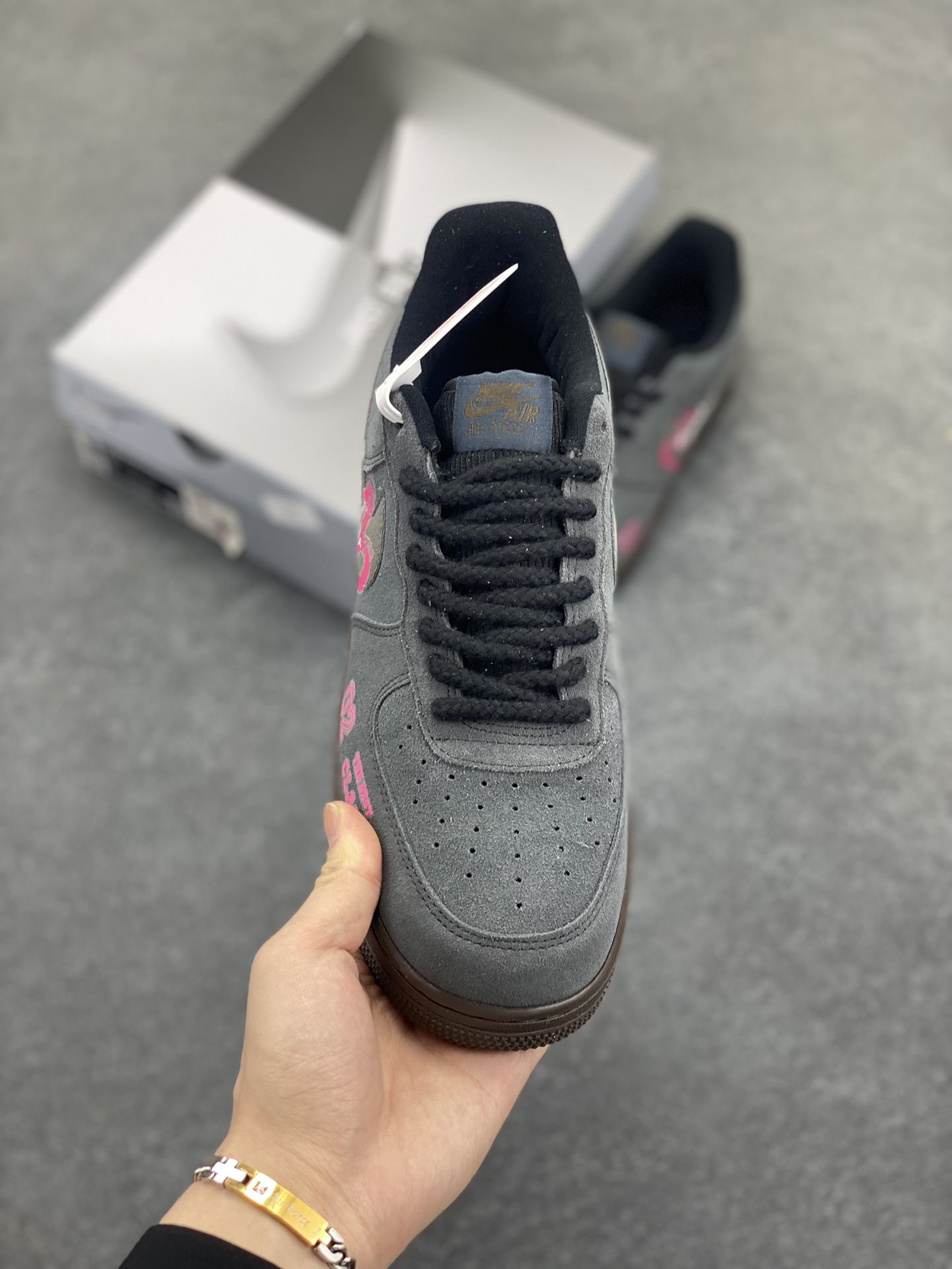 图片[2]-✨520系列限定 “黑粉桃心”Nike Air Force 1 “Black Pink ”空军一号定制低帮板鞋 黑粉桃心，经典配色的奇妙组合，将甜美与酷飒完美融合 。粉色的温柔浪漫，如春日绽放的繁花，洋溢着少女的娇羞与纯真；黑色的神秘深邃，似暗夜的星空，蕴藏着无尽的未知与个性 货号：DO6730-010 尺码：36 36.5 37.5 38 38.5 39 40 40.5 41 42 42.5 43 44 44.5 45-选品中心