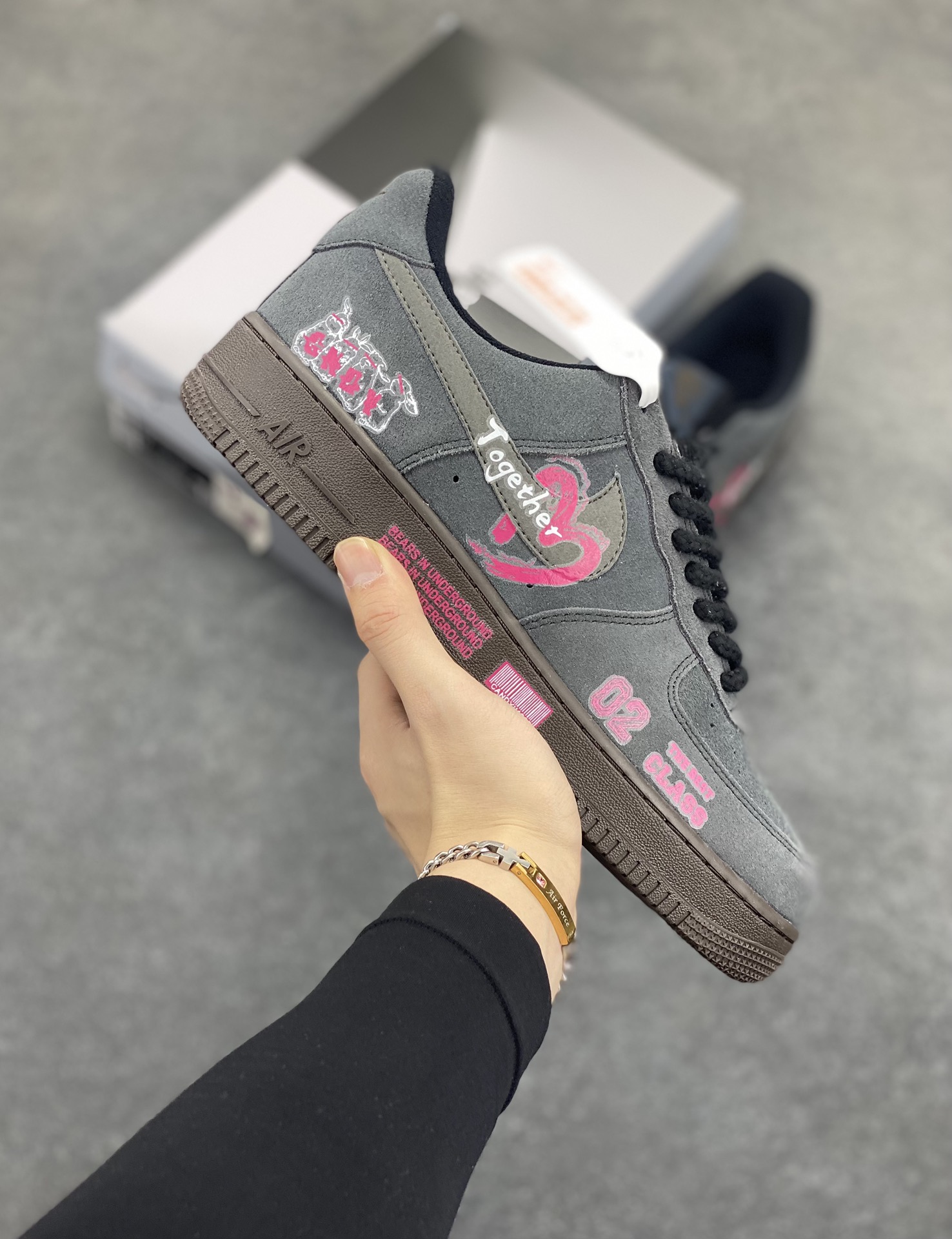 ✨520系列限定 “黑粉桃心”Nike Air Force 1 “Black Pink ”空军一号定制低帮板鞋 黑粉桃心，经典配色的奇妙组合，将甜美与酷飒完美融合 。粉色的温柔浪漫，如春日绽放的繁花，洋溢着少女的娇羞与纯真；黑色的神秘深邃，似暗夜的星空，蕴藏着无尽的未知与个性 货号：DO6730-010 尺码：36 36.5 37.5 38 38.5 39 40 40.5 41 42 42.5 43 44 44.5 45-选品中心