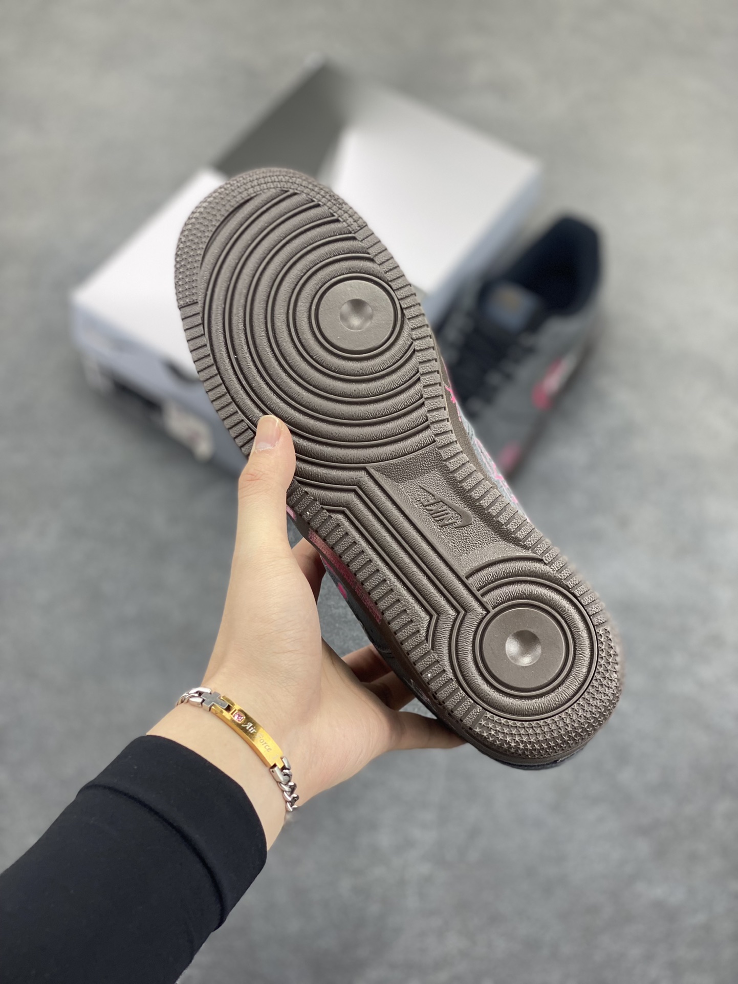 图片[5]-✨520系列限定 “黑粉桃心”Nike Air Force 1 “Black Pink ”空军一号定制低帮板鞋 黑粉桃心，经典配色的奇妙组合，将甜美与酷飒完美融合 。粉色的温柔浪漫，如春日绽放的繁花，洋溢着少女的娇羞与纯真；黑色的神秘深邃，似暗夜的星空，蕴藏着无尽的未知与个性 货号：DO6730-010 尺码：36 36.5 37.5 38 38.5 39 40 40.5 41 42 42.5 43 44 44.5 45-选品中心