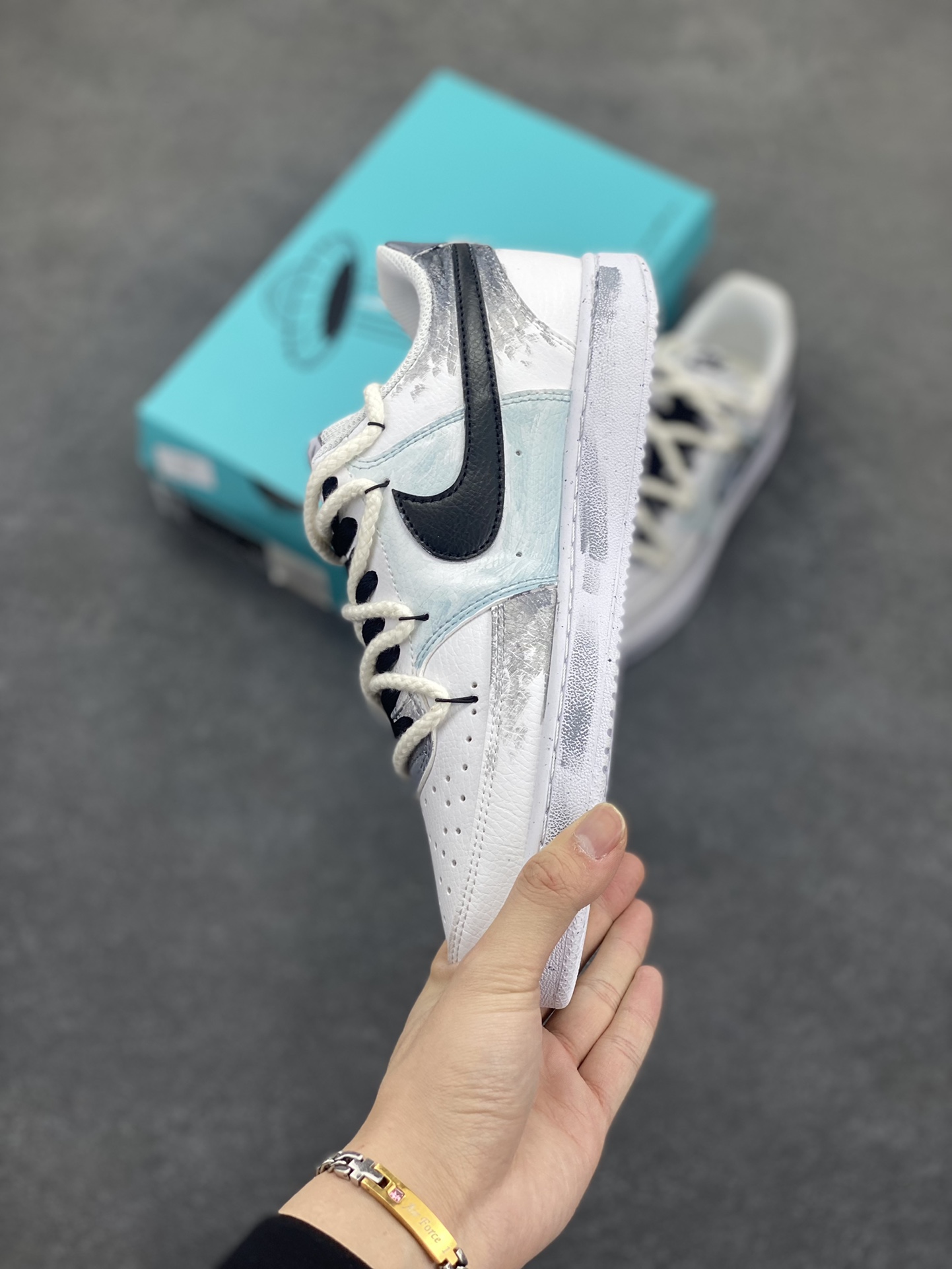 图片[3]-Nike Court Vision 1 Low“星际空间” 手绘涂鸦定制板鞋 星际空间是人类探索宇宙的征途，从发射卫星到计划中的星际旅行，它见证人类对未知的渴望与勇气，激励我们不断拓展认知边界，追寻宇宙诞生与生命起源的真相 货号：DH2987-088 尺码：36 36.5 37.5 38 38.5 39 40 40.5 41 42 42.5 43 44 44.5 45-选品中心