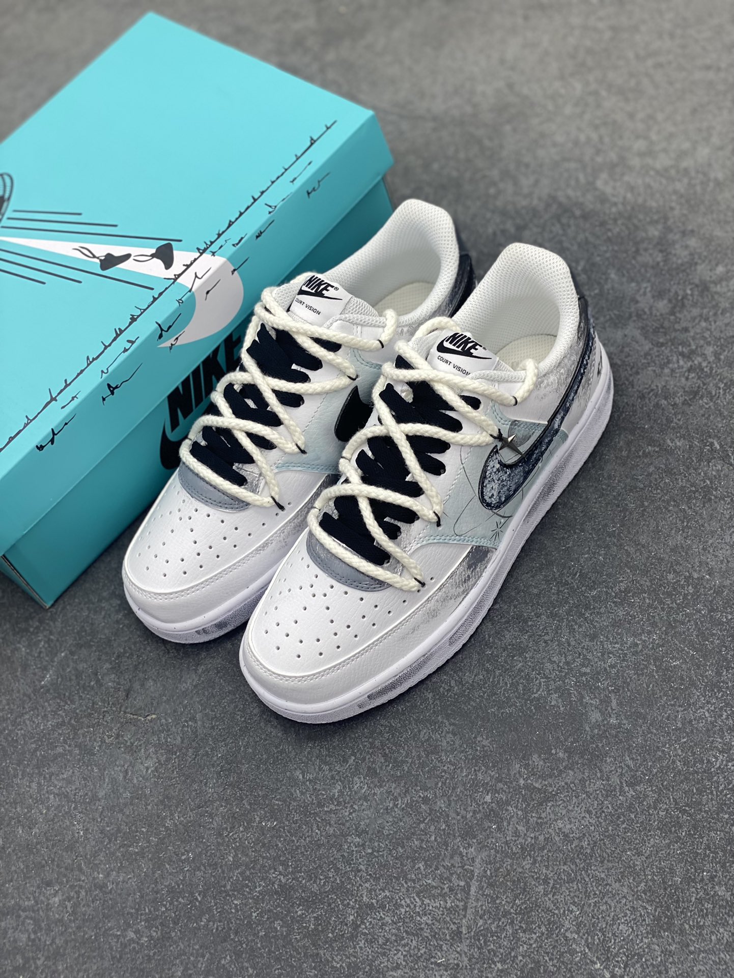 图片[8]-Nike Court Vision 1 Low“星际空间” 手绘涂鸦定制板鞋 星际空间是人类探索宇宙的征途，从发射卫星到计划中的星际旅行，它见证人类对未知的渴望与勇气，激励我们不断拓展认知边界，追寻宇宙诞生与生命起源的真相 货号：DH2987-088 尺码：36 36.5 37.5 38 38.5 39 40 40.5 41 42 42.5 43 44 44.5 45-选品中心