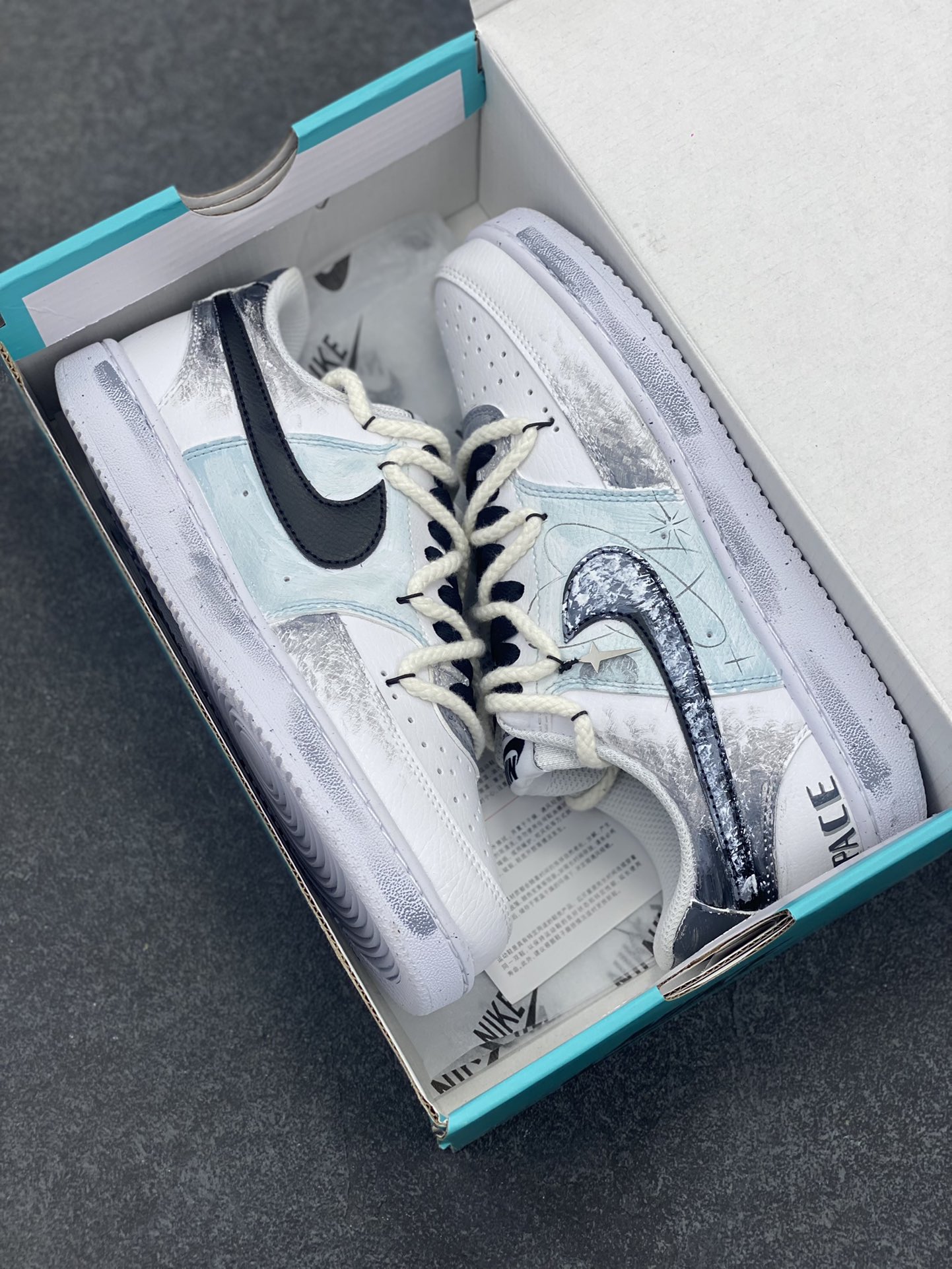 图片[9]-Nike Court Vision 1 Low“星际空间” 手绘涂鸦定制板鞋 星际空间是人类探索宇宙的征途，从发射卫星到计划中的星际旅行，它见证人类对未知的渴望与勇气，激励我们不断拓展认知边界，追寻宇宙诞生与生命起源的真相 货号：DH2987-088 尺码：36 36.5 37.5 38 38.5 39 40 40.5 41 42 42.5 43 44 44.5 45-选品中心