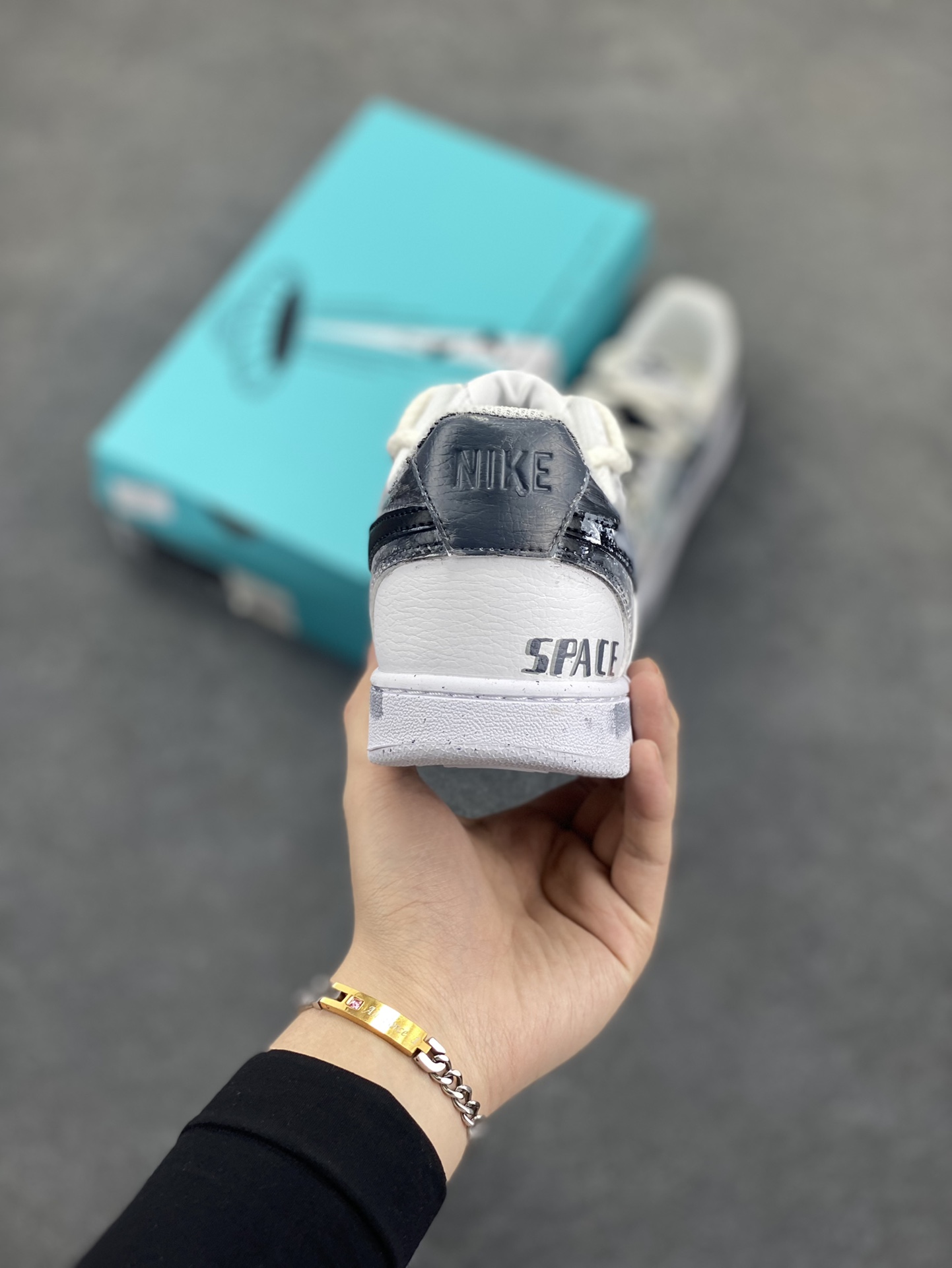 图片[4]-Nike Court Vision 1 Low“星际空间” 手绘涂鸦定制板鞋 星际空间是人类探索宇宙的征途，从发射卫星到计划中的星际旅行，它见证人类对未知的渴望与勇气，激励我们不断拓展认知边界，追寻宇宙诞生与生命起源的真相 货号：DH2987-088 尺码：36 36.5 37.5 38 38.5 39 40 40.5 41 42 42.5 43 44 44.5 45-选品中心