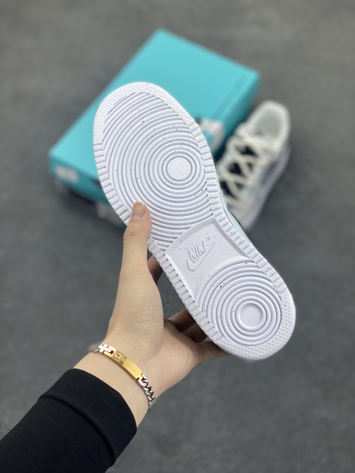 图片[5]-Nike Court Vision 1 Low“星际空间” 手绘涂鸦定制板鞋 星际空间是人类探索宇宙的征途，从发射卫星到计划中的星际旅行，它见证人类对未知的渴望与勇气，激励我们不断拓展认知边界，追寻宇宙诞生与生命起源的真相 货号：DH2987-088 尺码：36 36.5 37.5 38 38.5 39 40 40.5 41 42 42.5 43 44 44.5 45-选品中心