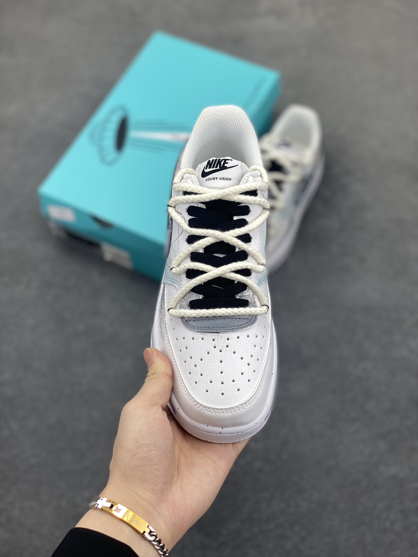 图片[2]-Nike Court Vision 1 Low“星际空间” 手绘涂鸦定制板鞋 星际空间是人类探索宇宙的征途，从发射卫星到计划中的星际旅行，它见证人类对未知的渴望与勇气，激励我们不断拓展认知边界，追寻宇宙诞生与生命起源的真相 货号：DH2987-088 尺码：36 36.5 37.5 38 38.5 39 40 40.5 41 42 42.5 43 44 44.5 45-选品中心