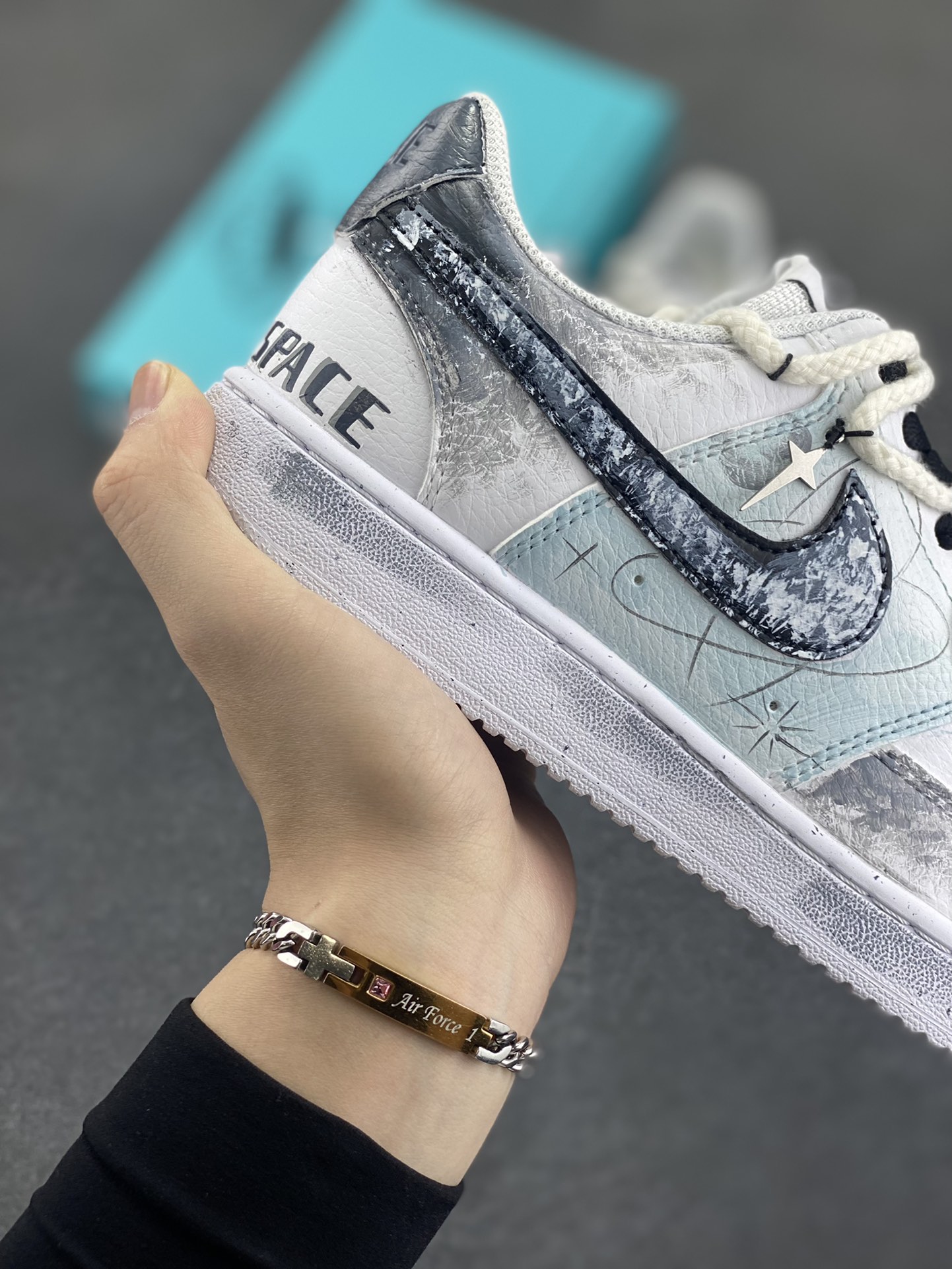 图片[6]-Nike Court Vision 1 Low“星际空间” 手绘涂鸦定制板鞋 星际空间是人类探索宇宙的征途，从发射卫星到计划中的星际旅行，它见证人类对未知的渴望与勇气，激励我们不断拓展认知边界，追寻宇宙诞生与生命起源的真相 货号：DH2987-088 尺码：36 36.5 37.5 38 38.5 39 40 40.5 41 42 42.5 43 44 44.5 45-选品中心