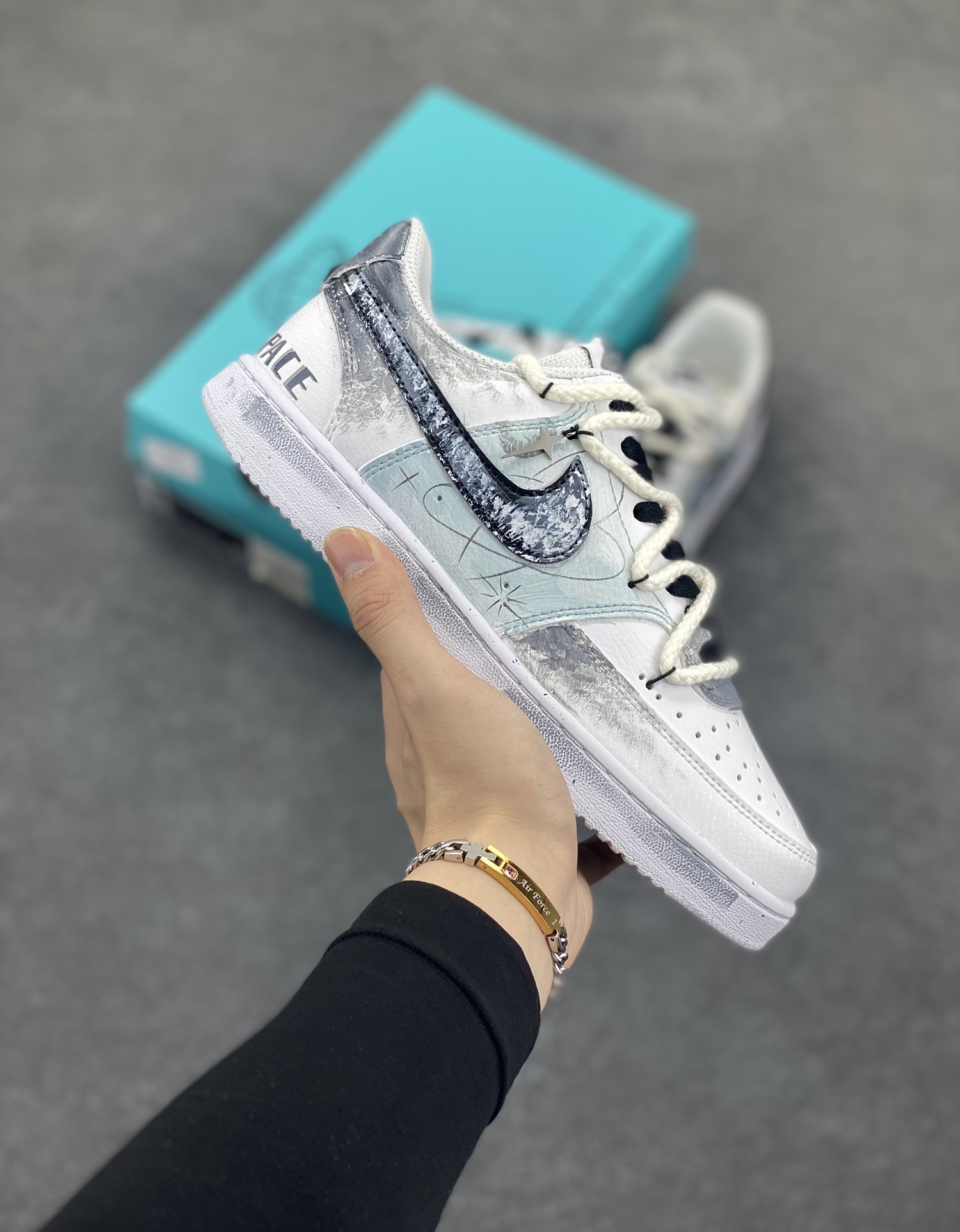 Nike Court Vision 1 Low“星际空间” 手绘涂鸦定制板鞋 星际空间是人类探索宇宙的征途，从发射卫星到计划中的星际旅行，它见证人类对未知的渴望与勇气，激励我们不断拓展认知边界，追寻宇宙诞生与生命起源的真相 货号：DH2987-088 尺码：36 36.5 37.5 38 38.5 39 40 40.5 41 42 42.5 43 44 44.5 45-选品中心