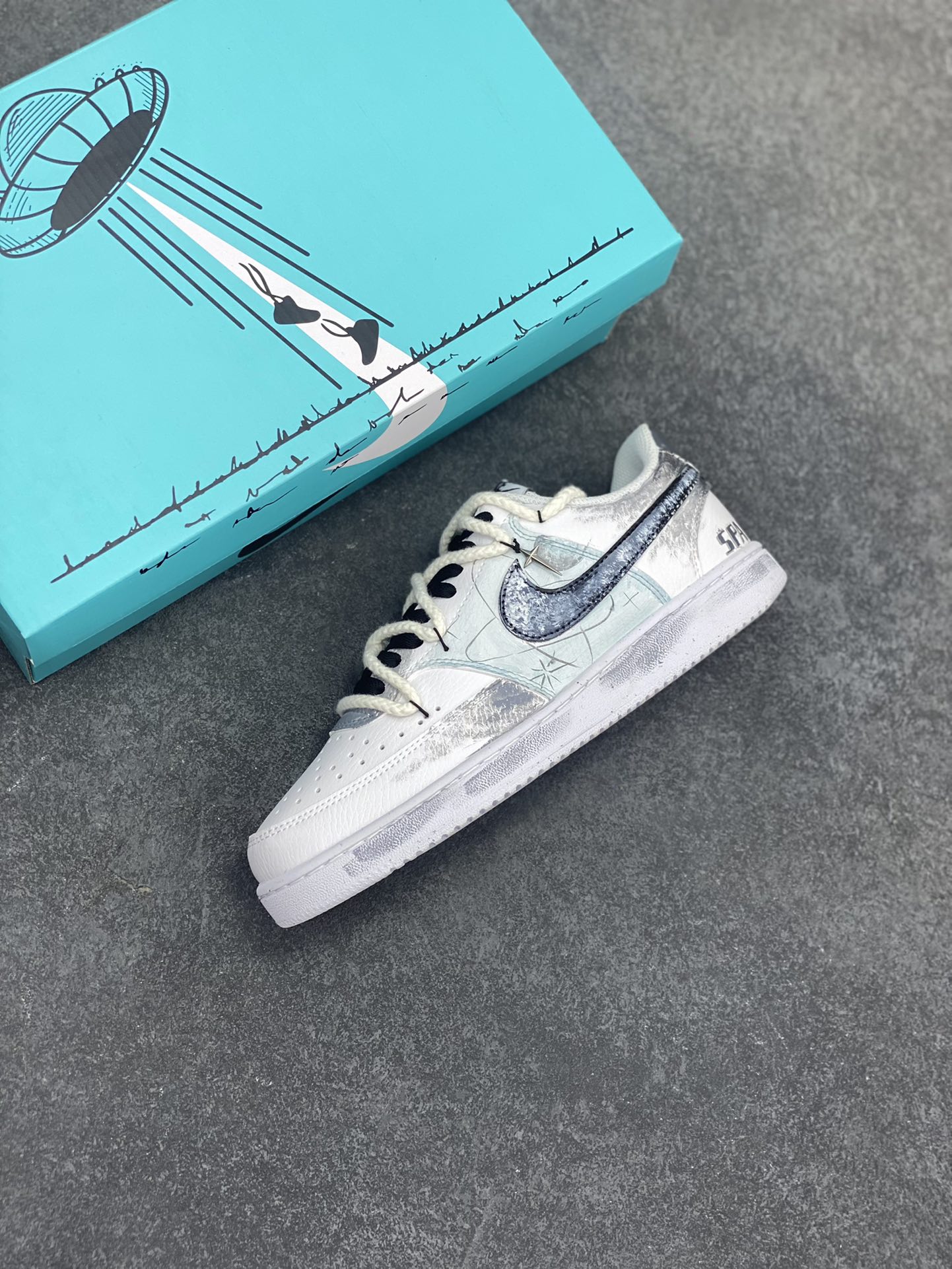 图片[7]-Nike Court Vision 1 Low“星际空间” 手绘涂鸦定制板鞋 星际空间是人类探索宇宙的征途，从发射卫星到计划中的星际旅行，它见证人类对未知的渴望与勇气，激励我们不断拓展认知边界，追寻宇宙诞生与生命起源的真相 货号：DH2987-088 尺码：36 36.5 37.5 38 38.5 39 40 40.5 41 42 42.5 43 44 44.5 45-选品中心