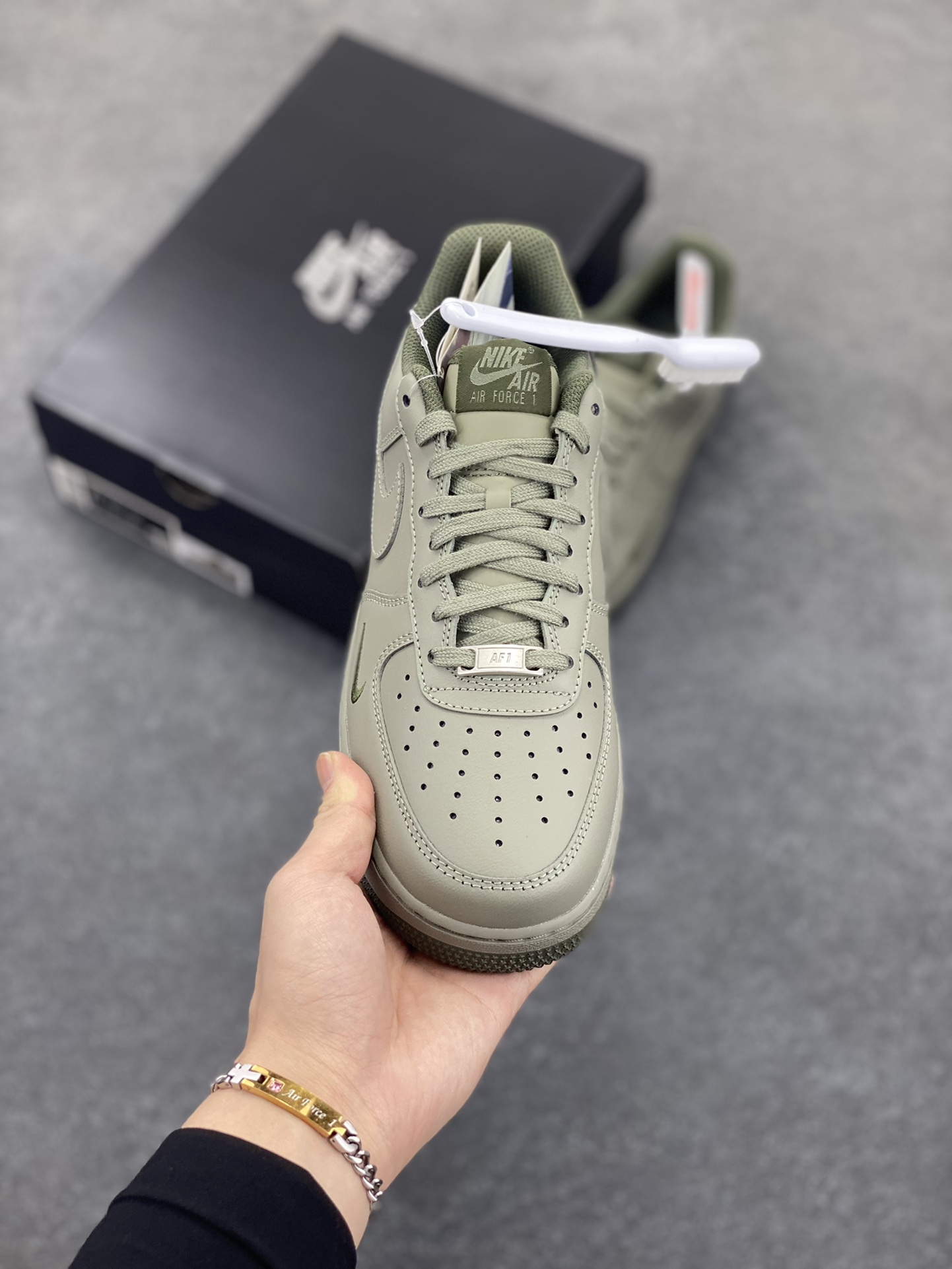 图片[2]-HY版本💯 Air Force 1\’ 07 浅军绿小勾 原楦头原纸板 打造纯正空军版型 专注外贸渠道 全掌内置蜂窝气垫 #原盒配件 原厂中底钢印、拉帮完美 货号：HM9483-300 尺码：36 36.5 37.5 38 38.5 39 40 40.5 41 42 42.5 43 44 44.5 45 46-选品中心