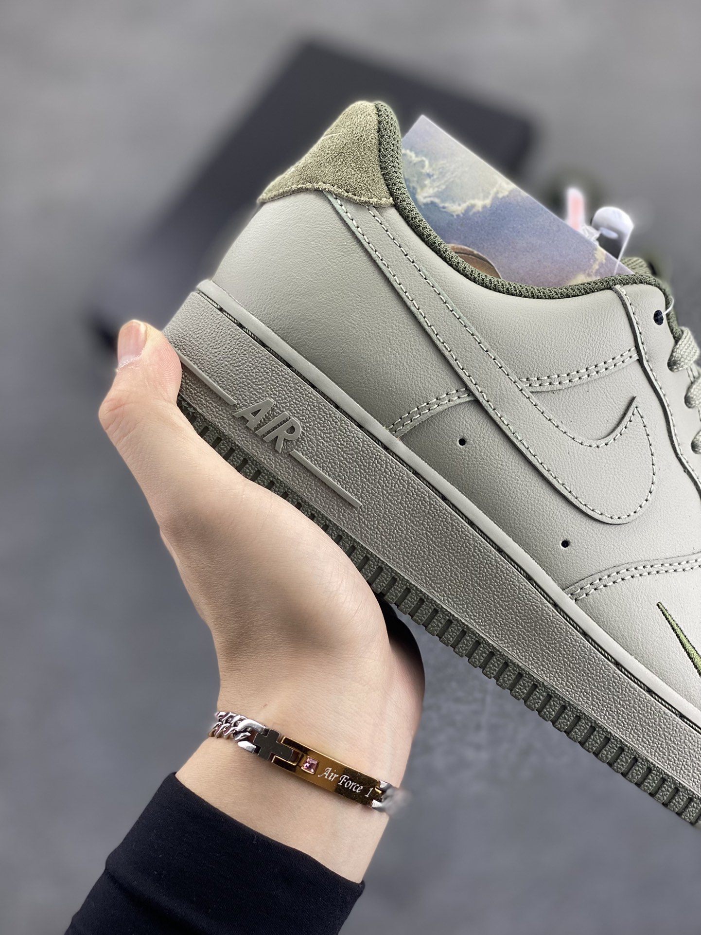 图片[6]-HY版本💯 Air Force 1\’ 07 浅军绿小勾 原楦头原纸板 打造纯正空军版型 专注外贸渠道 全掌内置蜂窝气垫 #原盒配件 原厂中底钢印、拉帮完美 货号：HM9483-300 尺码：36 36.5 37.5 38 38.5 39 40 40.5 41 42 42.5 43 44 44.5 45 46-选品中心