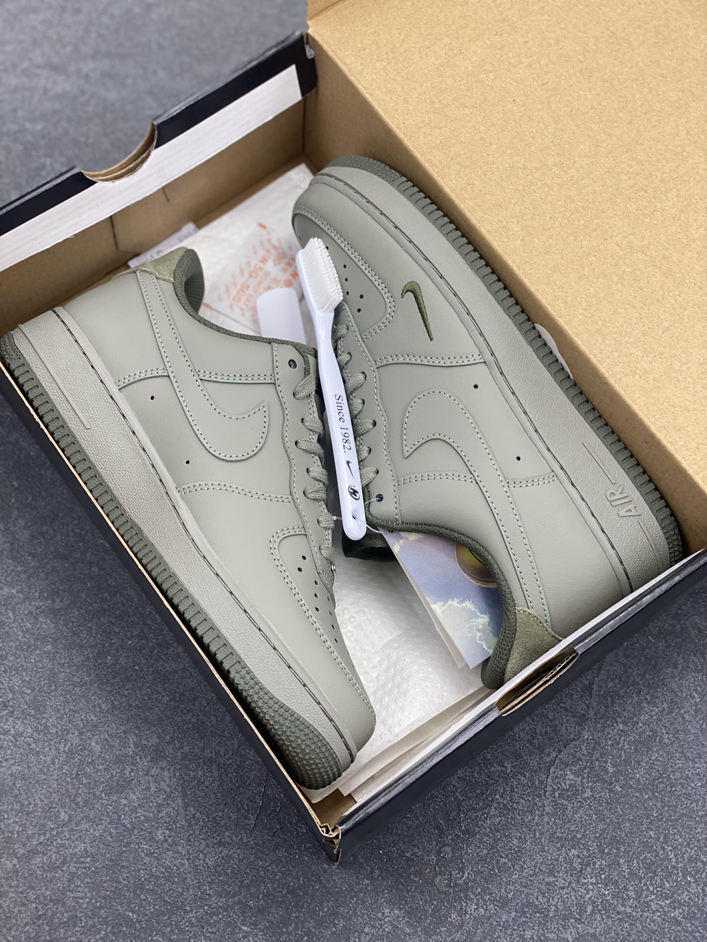 图片[9]-HY版本💯 Air Force 1\’ 07 浅军绿小勾 原楦头原纸板 打造纯正空军版型 专注外贸渠道 全掌内置蜂窝气垫 #原盒配件 原厂中底钢印、拉帮完美 货号：HM9483-300 尺码：36 36.5 37.5 38 38.5 39 40 40.5 41 42 42.5 43 44 44.5 45 46-选品中心