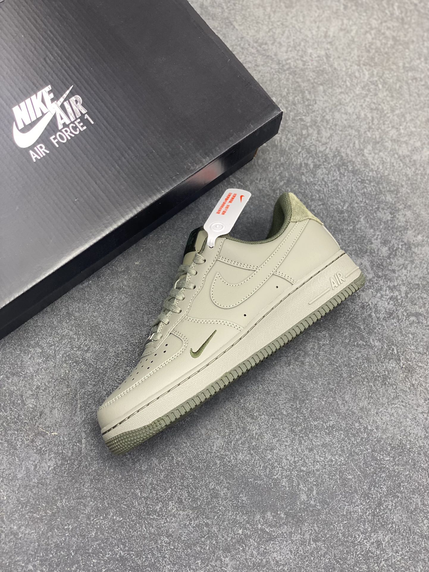 图片[7]-HY版本💯 Air Force 1\’ 07 浅军绿小勾 原楦头原纸板 打造纯正空军版型 专注外贸渠道 全掌内置蜂窝气垫 #原盒配件 原厂中底钢印、拉帮完美 货号：HM9483-300 尺码：36 36.5 37.5 38 38.5 39 40 40.5 41 42 42.5 43 44 44.5 45 46-选品中心