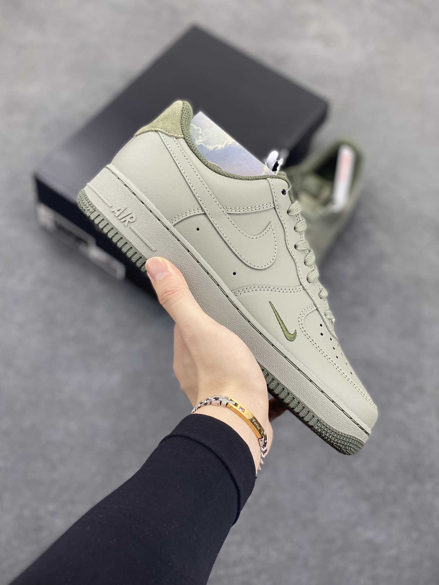 HY版本💯 Air Force 1\’ 07 浅军绿小勾 原楦头原纸板 打造纯正空军版型 专注外贸渠道 全掌内置蜂窝气垫 #原盒配件 原厂中底钢印、拉帮完美 货号:HM9483-300 尺码:36 36.5 37.5 38 38.5 39 40 40.5 41 42 42.5 43 44 44.5 45 46-选品中心