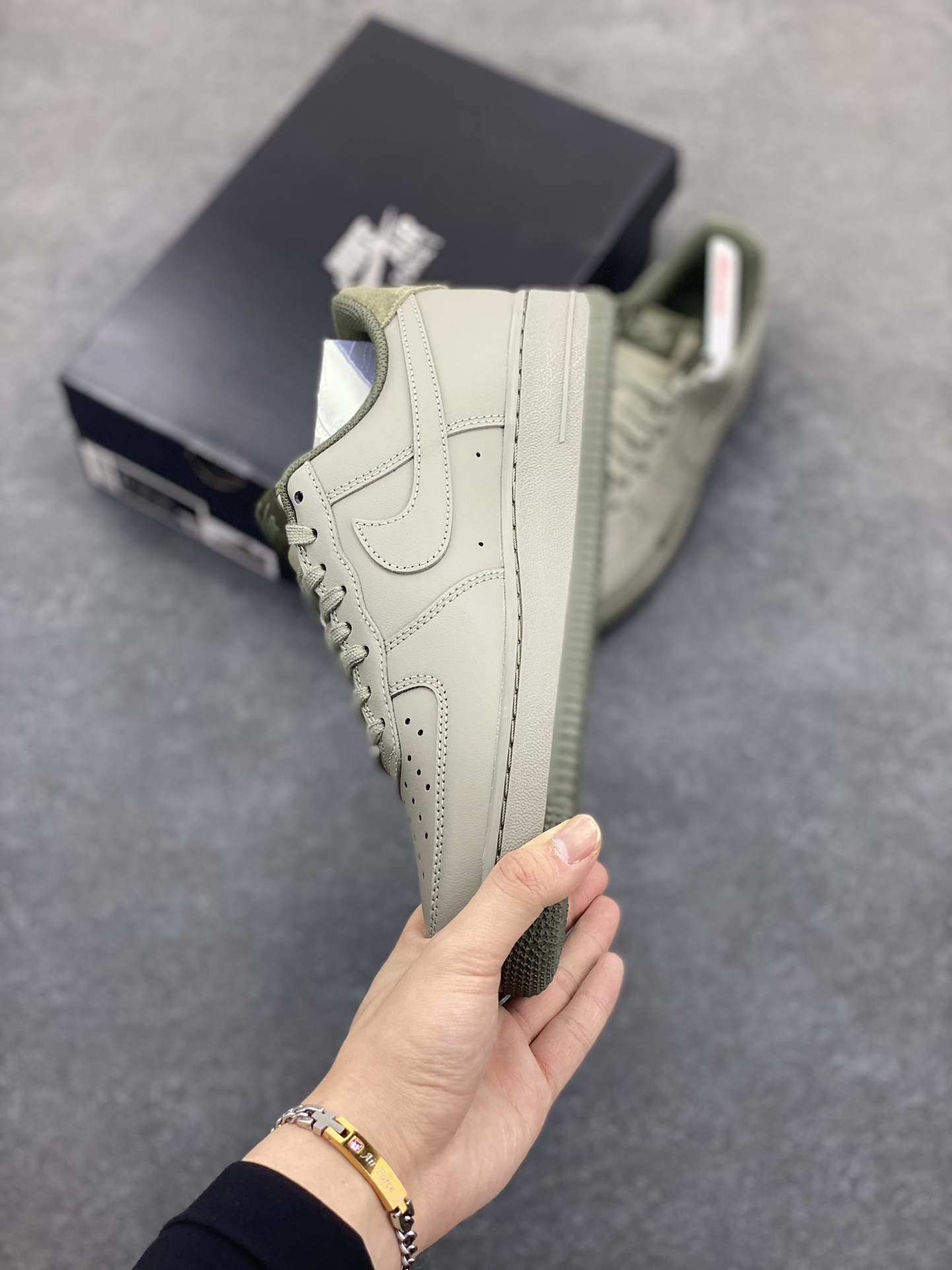 图片[3]-HY版本💯 Air Force 1\’ 07 浅军绿小勾 原楦头原纸板 打造纯正空军版型 专注外贸渠道 全掌内置蜂窝气垫 #原盒配件 原厂中底钢印、拉帮完美 货号：HM9483-300 尺码：36 36.5 37.5 38 38.5 39 40 40.5 41 42 42.5 43 44 44.5 45 46-选品中心