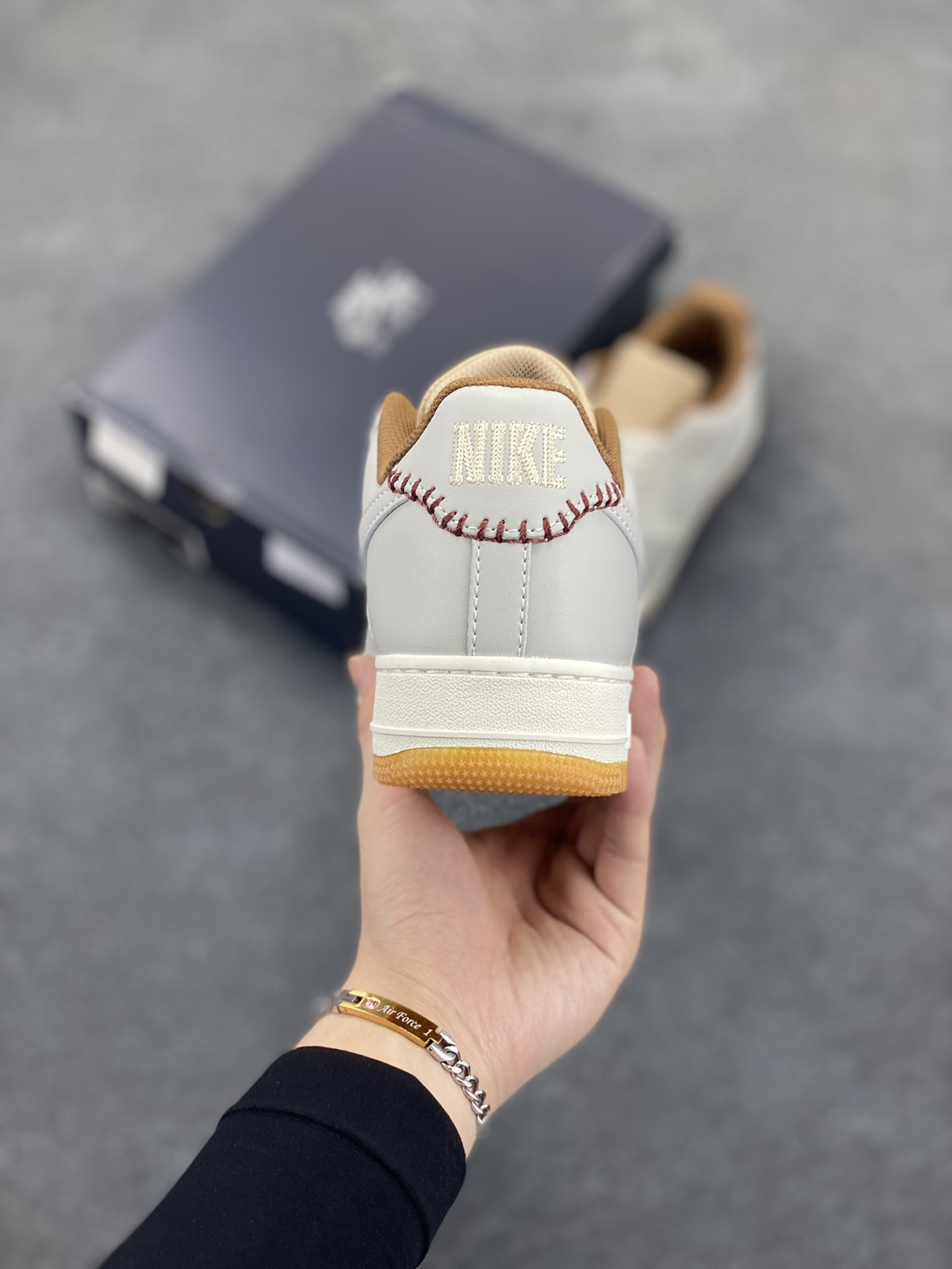 图片[4]-Nike Air Force 1 Low 空军一号低帮百搭休闲运动板鞋。柔软、弹性十足的缓震性能和出色的中底设计，横跨复古与现代的外型结合，造就出风靡全球三十多年的Force 1，直到今天还深受青睐。 货号：HF5697-001 尺码：36 36.5 37.5 38 38.5 39 40 40.5 41 42 42.5 43 44 44.5 45-选品中心