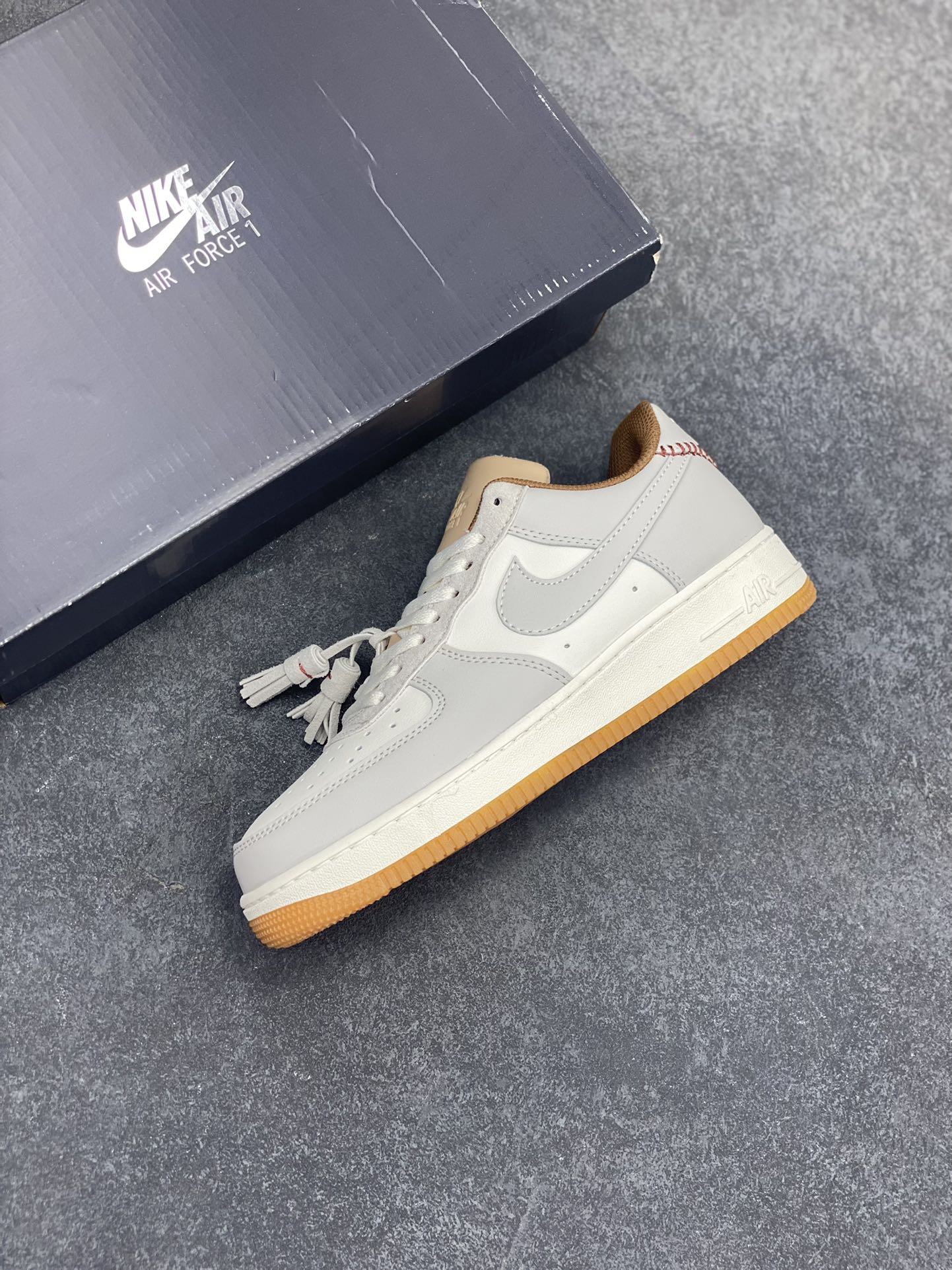 图片[7]-Nike Air Force 1 Low 空军一号低帮百搭休闲运动板鞋。柔软、弹性十足的缓震性能和出色的中底设计，横跨复古与现代的外型结合，造就出风靡全球三十多年的Force 1，直到今天还深受青睐。 货号：HF5697-001 尺码：36 36.5 37.5 38 38.5 39 40 40.5 41 42 42.5 43 44 44.5 45-选品中心