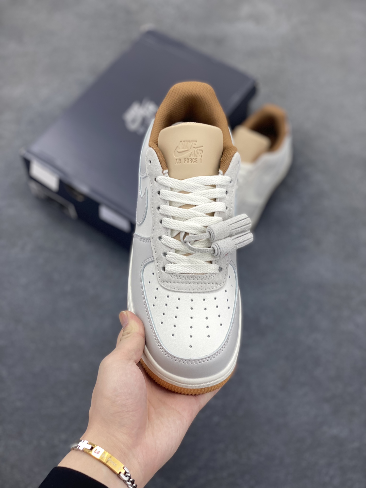 图片[2]-Nike Air Force 1 Low 空军一号低帮百搭休闲运动板鞋。柔软、弹性十足的缓震性能和出色的中底设计，横跨复古与现代的外型结合，造就出风靡全球三十多年的Force 1，直到今天还深受青睐。 货号：HF5697-001 尺码：36 36.5 37.5 38 38.5 39 40 40.5 41 42 42.5 43 44 44.5 45-选品中心