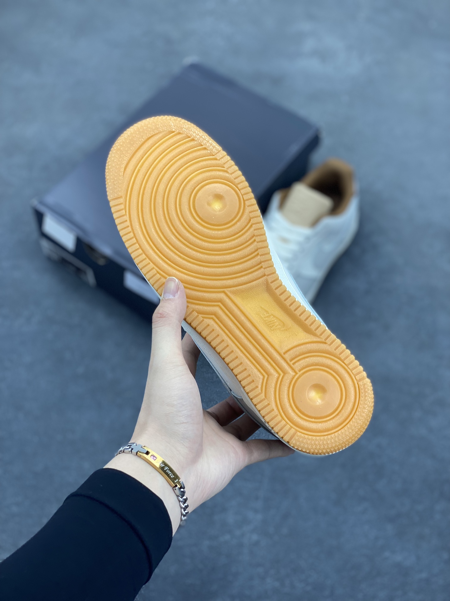 图片[5]-Nike Air Force 1 Low 空军一号低帮百搭休闲运动板鞋。柔软、弹性十足的缓震性能和出色的中底设计，横跨复古与现代的外型结合，造就出风靡全球三十多年的Force 1，直到今天还深受青睐。 货号：HF5697-001 尺码：36 36.5 37.5 38 38.5 39 40 40.5 41 42 42.5 43 44 44.5 45-选品中心