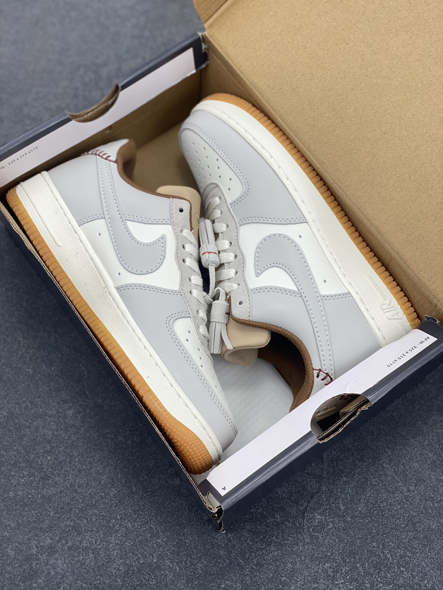 图片[9]-Nike Air Force 1 Low 空军一号低帮百搭休闲运动板鞋。柔软、弹性十足的缓震性能和出色的中底设计，横跨复古与现代的外型结合，造就出风靡全球三十多年的Force 1，直到今天还深受青睐。 货号：HF5697-001 尺码：36 36.5 37.5 38 38.5 39 40 40.5 41 42 42.5 43 44 44.5 45-选品中心