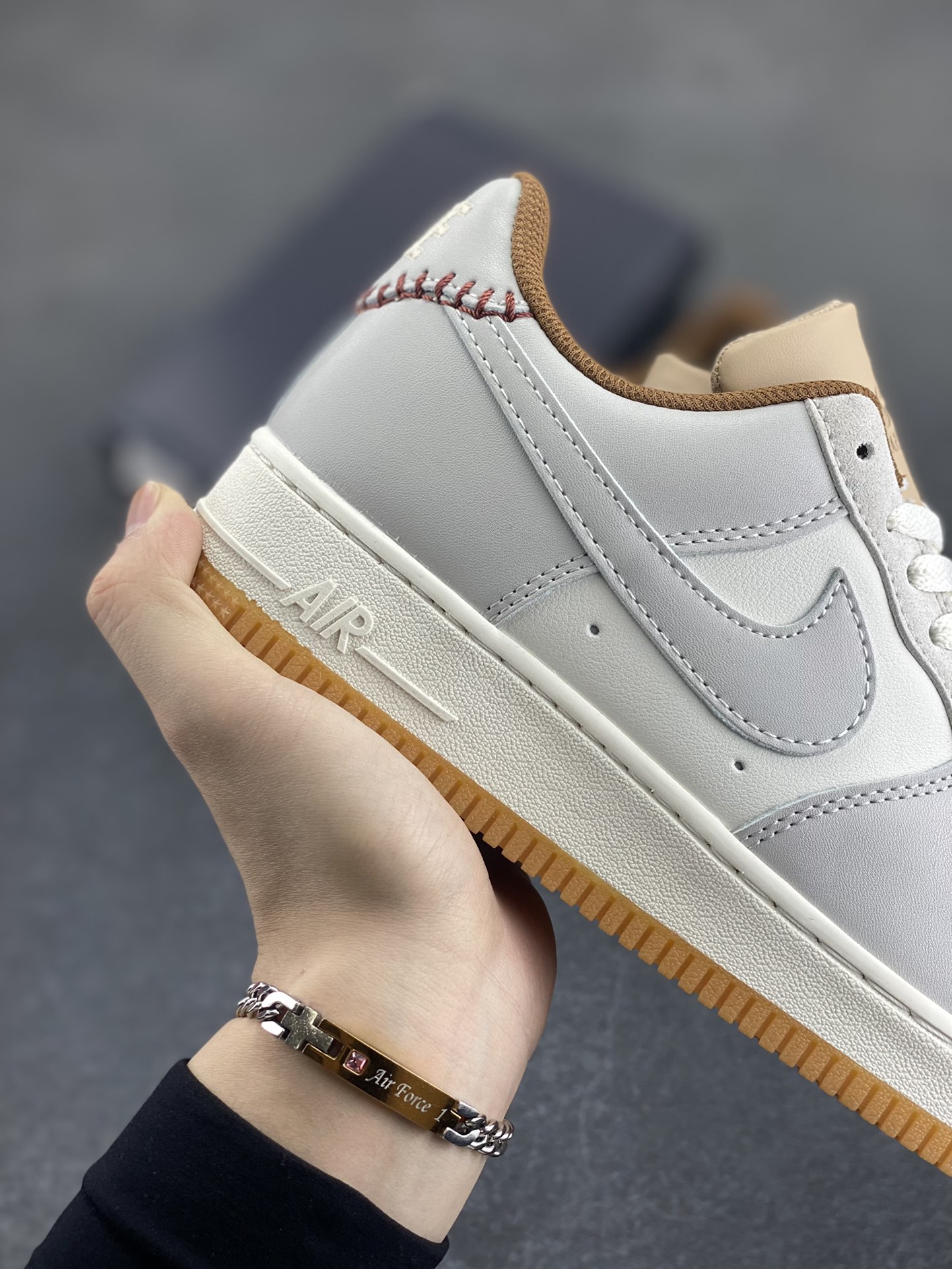 图片[6]-Nike Air Force 1 Low 空军一号低帮百搭休闲运动板鞋。柔软、弹性十足的缓震性能和出色的中底设计，横跨复古与现代的外型结合，造就出风靡全球三十多年的Force 1，直到今天还深受青睐。 货号：HF5697-001 尺码：36 36.5 37.5 38 38.5 39 40 40.5 41 42 42.5 43 44 44.5 45-选品中心