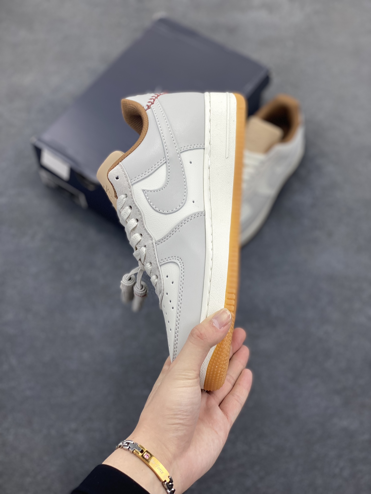 图片[3]-Nike Air Force 1 Low 空军一号低帮百搭休闲运动板鞋。柔软、弹性十足的缓震性能和出色的中底设计，横跨复古与现代的外型结合，造就出风靡全球三十多年的Force 1，直到今天还深受青睐。 货号：HF5697-001 尺码：36 36.5 37.5 38 38.5 39 40 40.5 41 42 42.5 43 44 44.5 45-选品中心